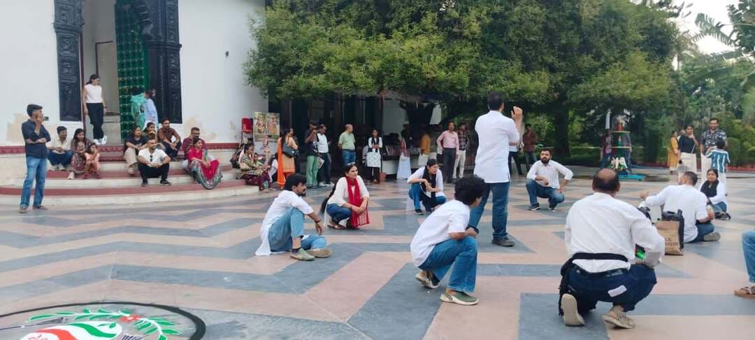 सहेलियों की बाड़ी में नुक्कड़ नाटक के जरिए स्वच्छता और पर्यावरण संरक्षण का संदेश
@followers @top fans News 24 Udaipur
#udaipur #viralpost #nonfollowers
उदयपुर, 21 सितंबर 2026। पश्चिम क्षेत्र सांस्कृतिक केन्द्र, संस्कृति मंत्रालय, भारत सरकार की ओर से ‘सेवा संकल्प अभियान’ के अंतर्गत सोमवार को उदयपुर के ऐतिहासिक एवं प्रसिद्ध पर्यटन स्थल सहेलियों की बाड़ी में नुक्कड़ नाटक का आयोजन किया गया। कार्यक्रम के माध्यम से कलाकारों ने स्वच्छता, पर्यावरण संरक्षण, स्वास्थ्य जागरूकता और शहर की ऐतिहासिक एवं सांस्कृतिक विरासत के संरक्षण का संदेश दिया।
कार्यक्रम के बारे में पश्चिम क्षेत्र सांस्कृतिक केन्द्र के निदेशक डॉ. अश्विन एम. दलवी ने बताया कि कलाकारों ने प्रभावशाली नुक्कड़ नाटक प्रस्तुत किया। नुक्कड़ नाटक में करीब 12 कलाकारों ने भाग लिया। कलाकारों ने अपनी प्रस्तुति के माध्यम से शहर को स्वच्छ, सुंदर और हरित बनाए रखने, प्लास्टिक के उपयोग को कम करने तथा पर्यावरण के प्रति व्यक्तिगत जिम्मेदारी का संदेश दिया। नाटक में उदयपुर की ऐतिहासिक एवं सांस्कृतिक विरासत के संरक्षण और शहर के विकास के बीच संतुलन बनाए रखने पर भी जोर दिया गया।
इस नाटक के निर्देशन आशुतोष पांडे ने किया है। इस नाटक के माध्यम से उन्होंने बताया कि स्वच्छता केवल घर या आसपास के क्षेत्र तक सीमित विषय नहीं है, बल्कि प्रत्येक व्यक्ति की जिम्मेदारी है। जल संरक्षण के संदर्भ में ‘हर बूंद महत्वपूर्ण है’ का संदेश देते हुए झीलों, नदियों और अन्य जल स्रोतों को स्वच्छ रखने की आवश्यकता पर भी जोर दिया गया।
नाटक में स्वास्थ्य जागरूकता को भी प्रमुखता दी गई। योग और स्वस्थ जीवनशैली के माध्यम से लोगों को स्वास्थ्य के प्रति सजग रहने का संदेश दिया गया। कलाकारों ने पौधारोपण, सार्वजनिक स्थलों की स्वच्छता तथा ऐतिहासिक स्मारकों और पर्यटन स्थलों के आसपास साफ-सफाई बनाए रखने के लिए दर्शकों को प्रेरित किया।
इस नुक्कड़ नाटक की खासियत यह रही कि इसमें शामिल कलाकार विभिन्न पेशों से जुड़े हैं। टीम में व्यवसायी, विद्यार्थी, अधिवक्ता, चिकित्सक, नर्स, शिक्षक, प्रोफेसर सहित विभिन्न क्षेत्रों के लोग शामिल हैं, जो अपने पेशे के साथ सामाजिक और सांस्कृतिक गतिविधियों में भी सक्रिय भागीदारी निभा रहे हैं।
सहेलियों की बाड़ी में आयोजित प्रस्तुति के दौरान कलाकारों ने स्थानीय दर्शकों और पर्यटकों को संवाद एवं अभिनय के माध्यम से पर्यावरण, स्वच्छता और स्वास्थ्य के प्रति जागरूक किया। ‘सेवा संकल्प अभियान’ के अंतर्गत आयोजित यह कार्यक्रम स्वच्छ, स्वस्थ एवं बेहतर भारत के निर्माण में व्यक्तिगत भागीदारी का संदेश देते हुए संपन्न हुआ। बता दें कि इस कार्यक्रम के अगली प्रस्तुति फतह सागर पाल पर कल दिनांक 22/09/2026 को होगी।
इस अवसर पर पश्चिम क्षेत्र सांस्कृतिक केन्द्र के उपनिदेशक कार्यक्रम पवन अमरावत, सिद्धांत भटनागर, उदय सिंह और मुकुल भी उपस्थित रहे। कार्यक्रम में सहेलियों की बाड़ी के निरीक्षक मोहन लाल जी का विशेष सहयोग रहा।