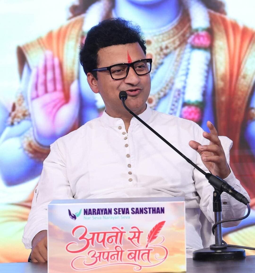परिवर्तिनी एकादशी परिवर्तन का संदेश देती है: प्रशांत अग्रवाल
@followers @top fans News 24 Udaipur Narayan Seva Sansthan
#udaipur #viralpost #nonfollowers
उदयपुर, 21 सितंबर। नारायण सेवा संस्थान के अध्यक्ष प्रशांत अग्रवाल के सानिध्य में वर्ल्ड ऑफ ह्यूमैनिटी में चल रही ‘अपनों से अपनी बात’ में धार्मिक प्रसंगों के माध्यम से भक्ति, त्याग, सेवा और संवेदना का संदेश दिया गया। उन्होंने भक्त कूर्मदास, परिवर्तिनी एकादशी, राजा मुचुकुंद तथा लक्ष्मण-उर्मिला के प्रसंगों के माध्यम से कहा कि सच्ची भक्ति वही है, जो किसी के जीवन में सहारा और उम्मीद बन जाए।
भक्त कूर्मदास का प्रसंग सुनाते हुए उन्होंने बताया कि जन्म से हाथ-पैर न होने के बावजूद कूर्मदास भगवान विट्ठल के दर्शन के लिए पैठण से पंढरपुर निकल पड़े। लऊळ गांव पहुंचकर जब आगे बढ़ना संभव नहीं रहा तो उन्होंने संदेश भेजा कि अपनी ओर से पूरा प्रयास कर लिया, अब शेष रास्ता भगवान तय करें। कथा के अनुसार भगवान स्वयं उनके पास पहुंचे। उन्होंने कहा कि भक्ति में दूरी नहीं, समर्पण और प्रयास महत्वपूर्ण हैं।
परिवर्तिनी एकादशी के संदर्भ में उन्होंने भगवान विष्णु की योगनिद्रा और करवट बदलने का उल्लेख करते हुए कहा कि जीवन में परिवर्तन आवश्यक है। मनुष्य को नाराजगी, कटुता और अहंकार छोड़कर प्रेम व सेवा की ओर मुड़ना चाहिए। जो लोग बीमारी या शारीरिक अक्षमता के कारण स्वयं करवट तक नहीं बदल सकते, उनकी सेवा करना ही वास्तविक संवेदना है।
राजा मुचुकुंद के प्रसंग से उन्होंने जीवन में अपनों और समाज के लिए समय निकालने का संदेश दिया। वहीं लक्ष्मण-उर्मिला के प्रसंग में उन्होंने कहा कि हर जागते हुए लक्ष्मण के पीछे किसी न किसी उर्मिला का अनदेखा त्याग होता है। आज भी अनेक माता-पिता दिव्यांग बच्चों की सेवा में वर्षों तक रात-दिन जागते हैं। उनके जीवन का बोझ हल्का करना समाज का दायित्व है।
उन्होंने कहा कि जरूरतमंद को सहारा देना, पीड़ा कम करना और किसी के जीवन में उम्मीद जगाना ही सच्ची सेवा और भक्ति है। कथा के दौरान लाभान्वित दिव्यांग एवं परिजन मौजूद रहे।