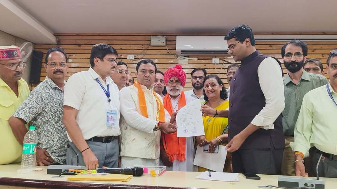 नगरीय निकाय चुनाव - 2026
पारस सिंघवी बने उदयपुर के नए महापौर
वल्लभनगर, मावली में भाजपा का बोर्ड, भीण्डर व कानोड़ में कांग्रेस को कमान
फतहनगर सनवाड़ में निर्दलीय प्रत्याशी बनी अध्यक्ष
@followers @top fans News 24 Udaipur
#NikayChunav #elections #udaipur #ViralPost #nonfollowers
उदयपुर, 21 सितम्बर। नगरीय निकाय चुनाव- 2026 के तहत निकायों के अध्यक्षीय पद के लिए निर्वाचन सोमवार को शांतिपूर्ण ढंग से संपन्न हुए। उदयपुर में भाजपा प्रत्याशी पारस सिंघवी नए महापौर बने। वहीं वल्लभनगर और मावली में भाजपा बोर्ड बनाने में सफल रही। भीण्डर और कानोड़ की कमान कांग्रेस के हाथ में आई। उधर, फतहनगर सनवाड़ में निर्दलीय प्रत्याशी अध्यक्ष चुनी गई।
जिला निर्वाचन अधिकारी गौरव अग्रवाल ने बताया कि नगर निगम उदयपुर सहित भींडर, वल्लभनगर, कानोड़, मावली एवं फतहनगर सनवाड नगरपालिकाओं में सोमवार सुबह 10 बजे से अध्यक्षीय पदों के लिए मतदान प्रारंभ हुआ। इसमें निर्वाचित पार्षदगण ने मतदान किया। मतदान समाप्ति के बाद मतगणना की गई। उदयपुर नगर निगम में कुल 80 पार्षदों ने मतदान किया। इसमें भाजपा प्रत्याशी पारस सिंघवी को 55 और कांग्रेस प्रत्याशी डॉ पूनम कुंवर को 25 मत प्राप्त हुए। इस प्रकार भाजपा प्रत्याशी श्री सिंघवी 30 मतों से विजयी घोषित हुए। रिटर्निंग अधिकारी एसडीएम गिर्वा अवुला सांईकृष्ण ने उन्हें प्रमाण पत्र सौंपा तथा शपथ दिलाई। इस दौरान सहायक रिटर्निंग अधिकारी एडीएम सिटी जितेंद्र ओझाभी उपस्थित रहे। इससे पूर्व नगर निगम परिसर में कड़े सुरक्षा इंतजामों के बीच मतदान प्रक्रिया हुई। दोनों पक्षों के निर्वाचित पार्षद नगर निगम पहुंचे तथा मतदान किया। इस दोनों बड़ी संख्या में समर्थक भी उपस्थित रहे।
उधर, नगरपालिका भीण्डर में कांग्रेस के सुंदरलाल को 14 और भाजपा की मीना देवी को 11 मत मिले। सुंदरलाल 3 मतों से विजयी रहे। नगरपालिका वल्लभनगर में भाजपा की सोवनी देवी को 16 और कांग्रेस की रामी देवी को 12 मत मिले। सोवनी देवी 4 मतों से विजयी रही। नगरपालिका मावली में भाजपा के राकेश कुमार मीणा को 11 और कांग्रेस की पुष्पा कुमारी को 10 मत मिले। राकेश कुमार 1 मत से विजयी रहे। नगरपालिका कानोड़ में कांग्रेस के रोनक स्वर्णकार को 14 और भाजपा के शिवकुमार सोनी को 6 मत मिले। रोनक 8 मतों से विजय हुए। फतहनगर-सनवाड़ में निर्दलीय ममता देवी को 14 और भाजपा की सीमा देवी को 11 मत मिले। निर्दलीय प्रत्याशी 3 मतों से विजयी रही।
उपाध्यक्षीय पदों के लिए निर्वाचन मंगलवार को :
नगरीय निकाय चुनावों की अंतिम कड़ी के रूप में उपाध्यक्षीय पदों के चुनाव मंगलवार को होंगे। राज्य निर्वाचन आयोग की ओर से जारी कार्यक्रम के अनुसार मंगलवार सुबह 10 बजे नगर निगम सहित जिले की सभी नगरपालिकाओं में बैठक प्रारंभ होगी। 11 बजे तक नामांकन प्रस्तुत किया जा सकेगा। 11.30 बजे नामांकन पत्रों की संवीक्षा की जाएगी। नाम वापसी का अंतिम समय दोपहर 2 बजे तक रहेगा। इसके बाद आवश्यकता होने पर दोपहर 2.30 बजे से 5 बजे तक मतदान होगा। मतदान समाप्ति के तुरंत बाद मतगणना की जाएगी।