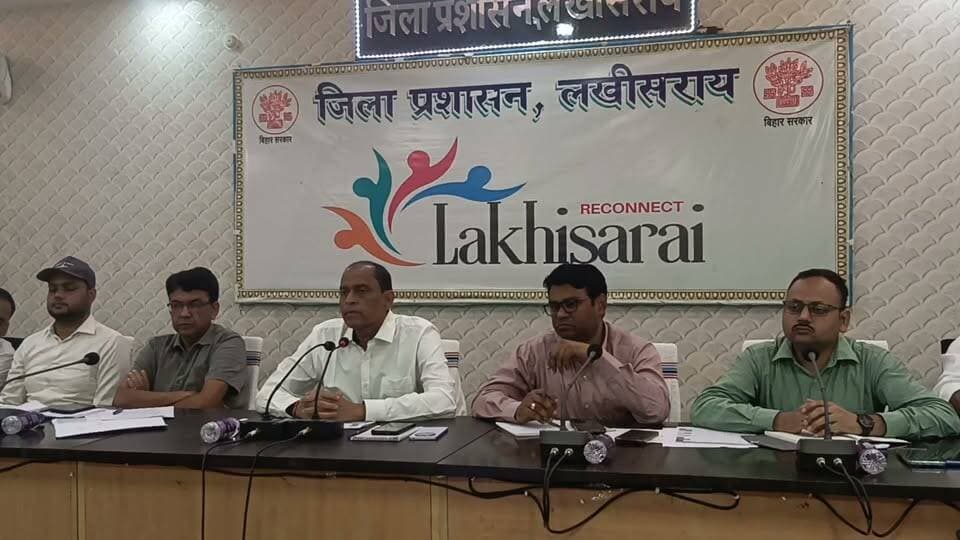 योजनाओं के क्रियान्वयन में तेजी लाने का डीएम ने दिया निर्देश
लखीसराय। समाहरणालय स्थित मंत्रणा कक्ष में सोमवार को जिला पदाधिकारी शैलेंद्र कुमार की अध्यक्षता में जिला स्तरीय समन्वय समिति की बैठक आयोजित की गई। बैठक में विभिन्न विभागों के बीच समन्वय स्थापित कर योजनाओं के प्रभावी एवं त्वरित क्रियान्वयन तथा लंबित मामलों के निष्पादन की विस्तृत समीक्षा की गई।
बैठक में स्वास्थ्य विभाग के विभिन्न स्वास्थ्य सूचकांकों और योजनाओं की समीक्षा की गई। डेल्टा हेल्थ इंडिकेटर, चाइल्ड प्रोटेक्शन, एनीमिया की स्थिति और आभा रैंकिंग समेत अन्य बिंदुओं पर चर्चा हुई। स्वास्थ्य केंद्रों के भवन निर्माण के लिए भूमि की उपलब्धता की समीक्षा करते हुए डीएम ने संबंधित अंचलाधिकारियों को स्वास्थ्य विभाग के पदाधिकारियों के साथ समन्वय कर आवश्यक भूमि चिन्हित करने का निर्देश दिया। सूर्यगढ़ा प्रखंड में 76 स्वास्थ्य उपकेंद्रों एवं 32 जलापूर्ति योजनाओं के लिए भी शीघ्र भूमि उपलब्ध कराने को कहा गया।
इसके अलावा ओल्ड एज होम, आंगनबाड़ी केंद्रों में उपस्थिति, मिड-डे मील, डिग्री कॉलेज, फार्मर आईडी सहित विभिन्न योजनाओं की प्रगति की समीक्षा की गई। प्रधानमंत्री सूर्य घर मुफ्त बिजली योजना की समीक्षा करते हुए विद्युत आपूर्ति प्रमंडल के कार्यपालक अभियंता को कैंपों का संचालन जारी रखते हुए योजना में और तेजी लाने तथा अधिक से अधिक पात्र लाभुकों को जोड़ने का निर्देश दिया गया।
मोकामा-मुंगेर फोरलेन परियोजना से जुड़े भूमि मामलों की समीक्षा के दौरान सभी संबंधित अंचलाधिकारियों को भूमि चिन्हित कर संबंधित प्राधिकारी को रिपोर्ट उपलब्ध कराने तथा आवश्यक एलपीसी प्राप्त करने की कार्रवाई सुनिश्चित करने को कहा गया। वहीं, कल्याण विभाग के छात्रावास निर्माण से संबंधित मामलों में सातों प्रखंडों में भूमि चिन्हित करने के लिए जिला कल्याण पदाधिकारी को अंचलाधिकारियों के साथ समन्वय करने का निर्देश दिया गया।
बैठक में डीसी बिल के लंबित मामलों की भी समीक्षा हुई। डीएम ने पुराने एवं लंबे समय से लंबित डीसी बिलों को प्राथमिकता के आधार पर अगले तीन दिनों में निष्पादित करने तथा छोटी राशि से संबंधित मामलों का शीघ्र निष्पादन सुनिश्चित करने का निर्देश दिया।
CWJC, सीएम डैशबोर्ड एवं अन्य ऑनलाइन पोर्टलों पर लंबित मामलों की समीक्षा के दौरान डीएम ने कहा कि जिन कार्यालयों में मात्र एक-दो मामले लंबित हैं, उनका तत्काल निष्पादन किया जाए। जमाबंदी रेक्टिफिकेशन कार्य में नगण्य प्रगति पर उन्होंने नाराजगी व्यक्त करते हुए संबंधित मामलों का प्राथमिकता के आधार पर निष्पादन करने का निर्देश दिया।
डीएम ने बताया कि सेवा संकल्प एवं कायाकल्प अभियान 17 सितंबर से शुरू हो चुका है। संबंधित पदाधिकारियों को अभियान के तहत आवश्यक कार्रवाई प्रारंभ करने का निर्देश दिया गया। उप विकास आयुक्त सुमित कुमार ने अभियान के संबंध में विस्तृत जानकारी दी।
डीएम ने स्वास्थ्य उपकेंद्र, एपीएचसी, मेडिकल कॉलेज सहित अन्य लंबित मामलों का त्वरित निष्पादन सुनिश्चित करने को कहा। उन्होंने कहा कि विभिन्न पोर्टल और डैशबोर्ड की नियमित मॉनिटरिंग की जा रही है। कार्यों में पूर्व की अपेक्षा प्रगति हुई है, लेकिन इसमें और तेजी लाने की आवश्यकता है।
बैठक में अपर समाहर्ता नीरज कुमार, उप विकास आयुक्त सुमित कुमार, अनुमंडल पदाधिकारी प्रभाकर कुमार, विशेष कार्य पदाधिकारी जिला गोपनीय शाखा राहुल कुमार, जिला जनसंपर्क पदाधिकारी रवि कुमार, नजारत उपसमाहर्ता प्राची कुमारी, जिला पंचायती राज पदाधिकारी पम्मी रानी सहित विभिन्न विभागों के पदाधिकारी उपस्थित रहे।