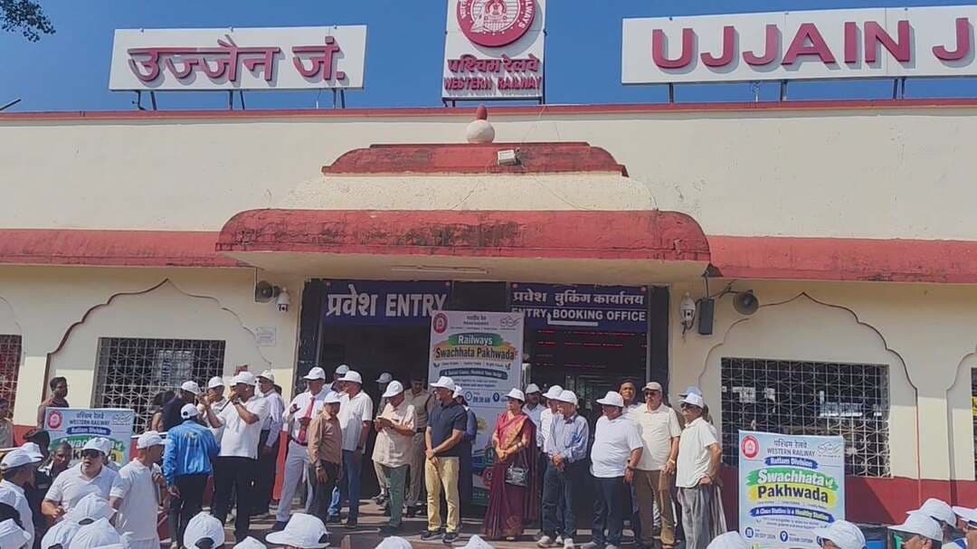 स्वच्छता ही सेवा अभियान के अंतर्गत उज्जैन रेलवे स्टेशन पर चलाया गया
महास्वच्छता अभियान