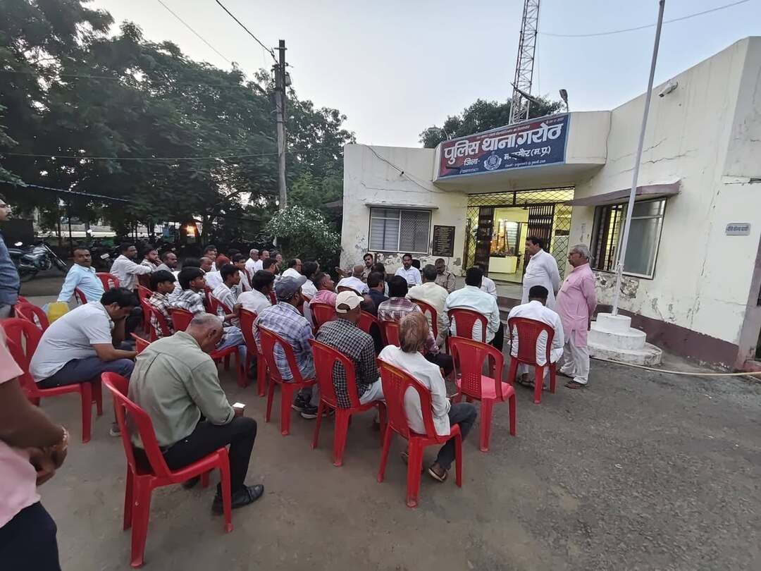 गरोठ पुलिस थाना परिसर में आज शाम गणपति विसर्जन एवं डोल ग्यारस कार्यक्रम को लेकर शांति समिति की बैठक आयोजित हुई। बैठक में शांतिपूर्ण आयोजन को लेकर आवश्यक चर्चा की गई।