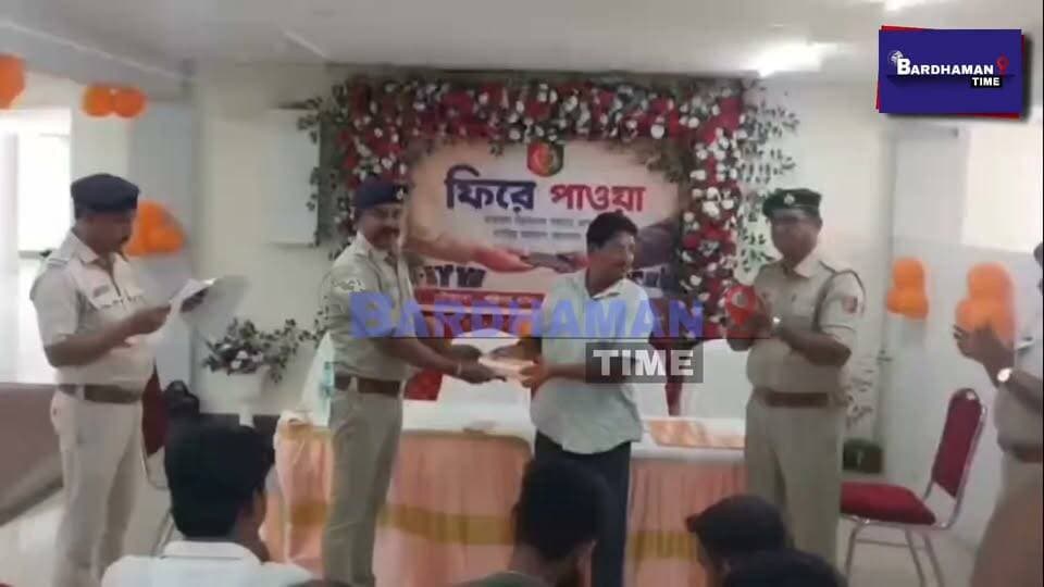বিভিন্ন সময়ে হারিয়ে যাওয়া ২৩টি মোবাইল ফোন উদ্ধার করে প্রকৃত মালিকদের হাতে তুলে দিল শক্তিগড় থানার পুলিশ Bardhaman Time
#PurbaBardhaman #saktighar #phone #recover