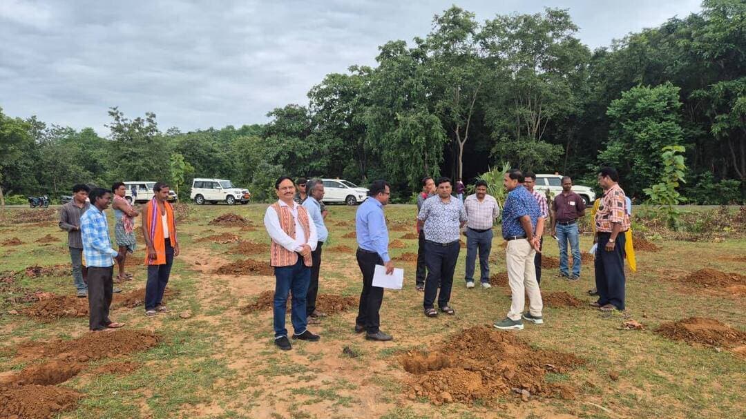 ବୌଦ୍ଧ ଜିଲ୍ଲାପାଳ ହରଭଙ୍ଗା ବ୍ଲକରେ ବିଭିନ୍ନ ଉନ୍ନୟନମୂଳକ କାର୍ଯ୍ୟ ପରିଦର୍ଶନ ଓ ସମୀକ୍ଷା କଲେ l
ହରଭଙ୍ଗା ବ୍ଲକରେ ଆୟୋଜିତ ଯୁଗ୍ମ ଜନଶୁଣାଣି କାର୍ଯ୍ୟକ୍ରମ ପରେ ଆଜି ବୌଦ୍ଧ ଜିଲ୍ଲାପାଳ ବିଭୁତି ଭୂଷଣ ନାୟକ ବ୍ଲକ ଅଧୀନସ୍ଥ ବିଭିନ୍ନ ଉନ୍ନୟନମୂଳକ କାର୍ଯ୍ୟର କ୍ଷେତ୍ର ପରିଦର୍ଶନ କରିବା ସହ ସେଗୁଡ଼ିକର ସମୀକ୍ଷା କରିଛନ୍ତି। ଏହି