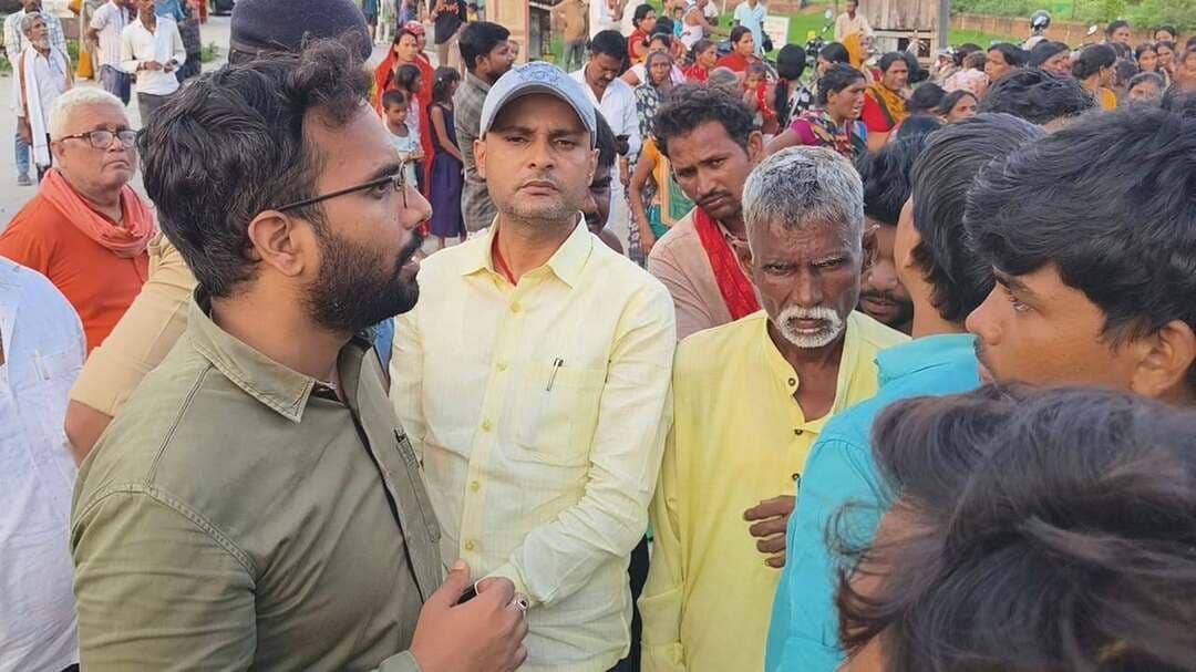 बारुण : एनएच-19 पर भीषण सड़क हादसा, 27 वर्षीय युवक की मौ/त; शव रखकर ग्रामीणों ने किया सड़क जाम।
#aaptaknewspoint1 #aurangabad #barun #accident #BiharNews
बारुण (औरंगाबाद)। बारुण थाना क्षेत्र अंतर्गत मुंशी बिगहा के समीप नेशनल हाईवे-19 पर हुए भीषण सड़क हादसे में 27 वर्षीय युवक की दर्दनाक मौत हो गई। मृतक की पहचान मुंशी बिगहा निवासी दिलकेश्वर राठौर के पुत्र चंचल राठौर के रूप में हुई है। हादसे की सूचना मिलते ही परिजनों और ग्रामीणों में शोक की लहर दौड़ गई। वहीं, घटना के बाद गांव में मातम पसरा हुआ है।
हादसे से आक्रोशित परिजन और स्थानीय ग्रामीण शव को सड़क पर रखकर एनएच-19 को जाम कर दिया। इस दौरान लोगों ने सड़क पर टायर जलाकर विरोध प्रदर्शन किया। सड़क जाम होने के कारण हाईवे के दोनों ओर वाहनों की लंबी कतार लग गई और आवागमन पूरी तरह बाधित हो गया।
प्रदर्शन कर रहे ग्रामीणों की मांग थी कि मृतक के परिजनों को उचित मुआवजा दिया जाए तथा एनएच-19 पर लगातार हो रही दुर्घटनाओं को रोकने के लिए सुरक्षा के पुख्ता इंतजाम किए जाएं। ग्रामीणों ने हाईवे पर यातायात व्यवस्था और सड़क सुरक्षा को लेकर भी प्रशासन से ठोस कदम उठाने की मांग की।
घटना की जानकारी मिलने के बाद अंचलाधिकारी नारायण राय, प्रभारी थानाध्यक्ष रिंकू कुमारी तथा स्थानीय मुखिया प्रतिनिधि मंजीत कुमार पुलिस-प्रशासनिक टीम के साथ मौके पर पहुंचे। अधिकारियों और जनप्रतिनिधियों ने आक्रोशित परिजनों एवं ग्रामीणों से बातचीत कर सड़क जाम समाप्त कराने का प्रयास किया।
प्रशासन की ओर से परिजनों को सरकारी प्रावधानों के तहत उचित मुआवजा दिलाने का आश्वासन दिया गया। अधिकारियों ने लोगों को समझाते हुए स्थिति को शांत कराने और यातायात बहाल कराने की कवायद शुरू की।
फिलहाल घटना को लेकर ग्रामीणों में आक्रोश और शोक दोनों का माहौल बना हुआ है। हादसे के कारणों की जानकारी तथा दुर्घटना में शामिल वाहन के संबंध में पुलिस की कार्रवाई की प्रतीक्षा है।