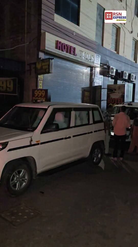 🚨 हिसार में देर रात बड़ी पुलिस कार्रवाई!
शीश महल के पास एक होटल में रात करीब 11:30 बजे पुलिस की रेड, कई गाड़ियों के साथ मौके पर पहुंचे उच्च अधिकारी। कार्रवाई के कारणों और विस्तृत जानकारी का इंतजार।