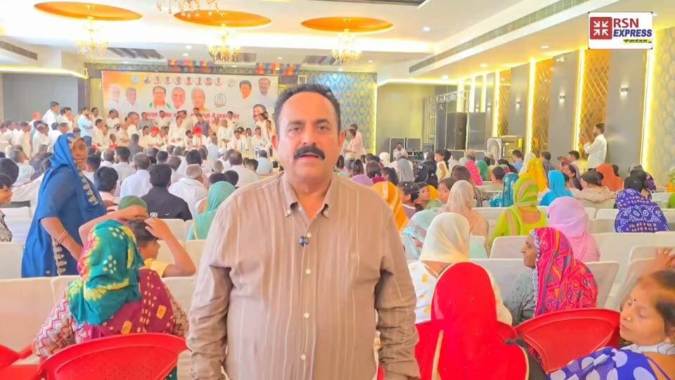 🔥 दीपेंद्र हुड्डा को कंधे पर बिठाकर दौड़ा अनिल मान का बेटा, नजारा देख गदगद हुए दीपेंद्र! 😲🔥
कार्यक्रम स्थल पर पहुंचते ही माहौल जोश से भर गया। अनिल मान ने दीपेंद्र हुड्डा समेत पहुंचे सांसदों, विधायकों और अन्य अतिथियों का जोरदार स्वागत किया। 💐