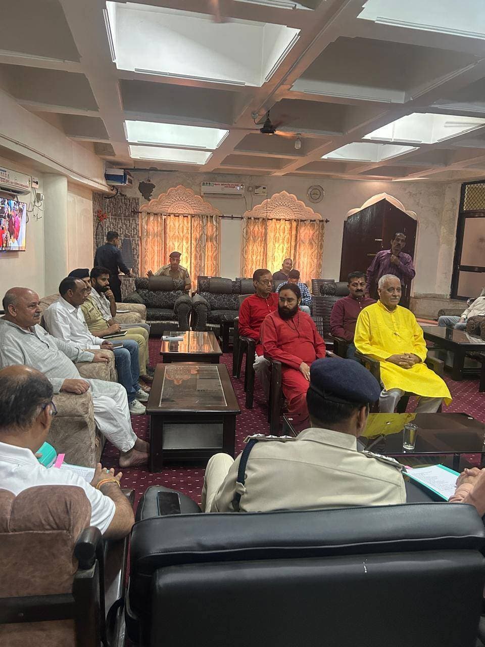 *11 से 20 अक्तूबर तक आयोजित होगा ज्वालामुखी आश्विन नवरात्र मेला*
*श्रद्धालुओं की सुविधा, सुरक्षा एवं सुव्यवस्थित दर्शन व्यवस्था पर विशेष बल*
ज्वालामुखी, 21 सितम्बर, 2026 ।। News123 ।। विश्व प्रसिद्ध शक्तिपीठ श्री ज्वालामुखी मंदिर में आयोजित होने वाले आश्विन नवरात्र मेले के सफल आयोजन को लेकर आज मंदिर न्यास के स्वागत कक्ष में बैठक आयोजित की गई। बैठक की अध्यक्षता संयुक्त आयुक्त (मंदिर) एवं उपमंडलाधिकारी (ना.) ज्वालामुखी ने की। स्थानीय विधायक संजय रत्न ने बैठक में विशेष रूप से भाग लिया तथा मेले के दौरान विभिन्न विभागों द्वारा की जाने वाली व्यवस्थाओं के संबंध में आवश्यक दिशा-निर्देश दिए।
बैठक में जानकारी दी गई कि इस वर्ष आश्विन नवरात्र मेला 11 से 20 अक्तूबर, 2026 तक आयोजित किया जाएगा। मेले के दौरान श्रद्धालुओं की सुविधा, सुरक्षा तथा सुव्यवस्थित दर्शन व्यवस्था सुनिश्चित करने के लिए विभिन्न विभागों के मध्य बेहतर समन्वय स्थापित करने पर विस्तृत चर्चा की गई।
विधायक संजय रत्न ने कहा कि नवरात्र मेले के दौरान देश-विदेश से बड़ी संख्या में श्रद्धालु श्री ज्वालामुखी मंदिर पहुंचते हैं। उन्होंने सभी संबंधित विभागों को अपने-अपने दायित्वों का समयबद्ध एवं प्रभावी ढंग से निर्वहन करने के निर्देश दिए, ताकि श्रद्धालुओं को किसी प्रकार की असुविधा न हो। उन्होंने सुरक्षा, यातायात प्रबंधन, स्वच्छता, पेयजल, विद्युत आपूर्ति, स्वास्थ्य सुविधाओं तथा दर्शन व्यवस्था को सुचारू बनाए रखने पर विशेष बल दिया।
बैठक में मेले की तैयारियों से संबंधित विभिन्न महत्वपूर्ण बिंदुओं पर चर्चा की गई। स्वच्छता व्यवस्था के लिए 60 सफाई कर्मचारियों की तैनाती करने निर्देश दिए गए। भीड़ प्रबंधन एवं सुरक्षा व्यवस्था के दृष्टिगत 75 होमगार्ड जवानों की मांग करने तथा श्रद्धालुओं को त्वरित स्वास्थ्य सुविधा उपलब्ध करवाने के लिए मंदिर परिसर में सभी आवश्यक उपकरणों से सुसज्जित एम्बुलेंस उपलब्ध रखने के निर्देश दिए गए।
मेले के दौरान खाद्य पदार्थों की गुणवत्ता एवं स्वच्छता सुनिश्चित करने के लिए खाद्य एवं नागरिक आपूर्ति विभाग द्वारा खाद्य पदार्थों की नियमित जांच करने के लिए निर्देशित किया गया। इसी प्रकार, लंगर में उपलब्ध करवाए जाने वाले भोजन की गुणवत्ता की नियमित जांच सुनिश्चित करने तथा श्रद्धालुओं को बेहतर एवं विविधतापूर्ण भोजन उपलब्ध करवाने के लिए मेन्यू में आवश्यकतानुसार बदलाव करने पर भी जोर दिया गया।
सुरक्षा व्यवस्था को सुदृढ़ करने के लिए उपयुक्त स्थानों की पहचान कर पुलिस सहायता केंद्र स्थापित करने तथा मेले के दौरान लगभग 85 पुलिस कर्मियों की तैनाती करने के निर्देश दिए गए। मंदिर परिसर में अनावश्यक एवं प्रतिबंधित वस्तुओं के प्रवेश पर रोक सुनिश्चित करने तथा सुरक्षा जांच व्यवस्था को प्रभावी बनाने के निर्देश दिए गए। बैठक में मेले के दौरान सुरक्षा व्यवस्था को सर्वोच्च प्राथमिकता देने पर विशेष जोर दिया गया।
बैठक में कानून-व्यवस्था, यातायात प्रबंधन, पार्किंग, स्वच्छता, पेयजल एवं विद्युत आपूर्ति, स्वास्थ्य सेवाओं, खाद्य पदार्थों की गुणवत्ता तथा श्रद्धालुओं की सुविधा से संबंधित अन्य आवश्यक व्यवस्थाओं पर भी चर्चा की गई।
विधायक ने अधिकारियों को मेले से संबंधित सभी व्यवस्थाएं समय रहते पूर्ण करने तथा आयोजन के दौरान आपसी समन्वय के साथ कार्य करने के निर्देश दिए। उन्होंने कहा कि मेले में आने वाले श्रद्धालुओं को सुरक्षित वातावरण एवं बेहतर सुविधाएं उपलब्ध करवाना सभी संबंधित विभागों की सामूहिक जिम्मेदारी है।
संयुक्त आयुक्त (मंदिर) एवं एसडीएम ज्वालामुखी ने सभी संबंधित विभागों को मेले से संबंधित तैयारियां निर्धारित समय सीमा के भीतर पूर्ण करने तथा श्रद्धालुओं की सुविधा एवं सुरक्षा को सर्वोच्च प्राथमिकता देने के निर्देश दिए। उन्होंने कहा कि सभी विभागों के आपसी समन्वय से आश्विन नवरात्र मेले का सुरक्षित, सफल एवं सुव्यवस्थित आयोजन सुनिश्चित किया जाएगा।
इस अवसर पर एसडीएम ज्वालामुखी डॉ संजीव शर्मा, तहसीलदार कश्मीर सिंह, नायब तहसीलदार अजय मडंयाल, पुलिस उपाधीक्षक संजय शर्मा, अधिशासी अभियंता जल शक्ति विभाग अनीश ठाकुर, सहायक अभियंता बिजली बोर्ड अमर चंद, एसएचओ संदीप, कार्यकारी अधिकारी नगर परिषद अकिस्त गुप्ता, चिकित्सक सीएचसी डॉ अजित सिंह, रेंज ऑफिसर इंसानी, एचआरटीसी के कुलदीप सिंह, नगर परिषद अध्यक्ष सोम किरण, उपाध्यक्ष दीप्ति शर्मा, न्यास सदस्य प्रधान दिव्याशु भूषण दत्त, सदस्य जितेश, दीपक, सुधीर दत्त, शैलेन्द्र, विरेन्द्र सूद, राजन कुमार, कपिल शर्मा सहित अन्य गणमान्य लोग उपस्थित रहे।
