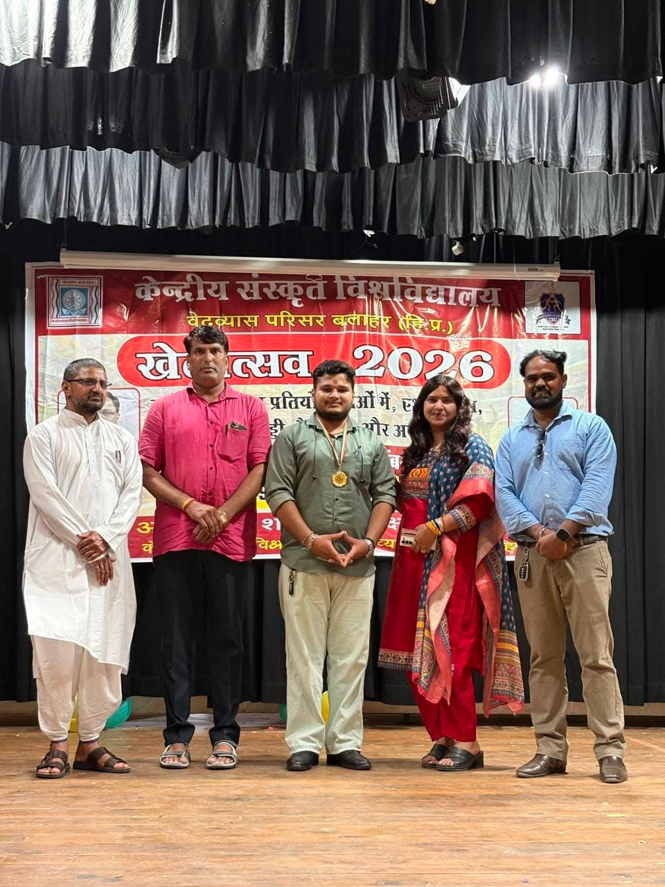 "केंद्रीय संस्कृत विश्वविद्यालय में पुरस्कार वितरण समारोह का हुआ आयोजन"
(परागपुर: वालिया) #news123
केंद्रीय संस्कृत विश्वविद्यालय के बलाहर स्थित वेदव्यास परिसर में विगत तीन दिनों तक चल रहे खेल उत्सव का सोमवार को विधिवत समापन कर दिए गया। इस अवसर पर पुरस्कार वितरण समारोह का आयोजन किया गया। जिसमें परिसर निदेशक प्रोफेसर सत्यम कुमारी, सहानिदेशक प्रोफेसर मंजूनाथ भट्ट, महिला संस्कृत अध्ययन केंद्र की निदेशक एवं साहित्य विभाग की अध्यक्ष प्रोफेसर मोहनी अरोड़ा, शारीरिक शिक्षा एवं खेल निदेशक डॉक्टर गौतम चौधरी सहित समस्त विभागों के विभाग अध्यक्ष, समस्त आचार्य, सहायक आचार्य एवं छात्र-छात्राएं उपस्थित रहे।
इस अवसर पर 3 दिनों तक चली खेलकूद प्रतियोगिताओं में अव्वल रहे खिलाड़ी छात्र-छात्राओं को प्रमाण पत्र एवं मेडल देकर सम्मानित किया गया।
वहीं इस अवसर पर सांस्कृतिक कार्यक्रमों की प्रस्तुति भी की गई।