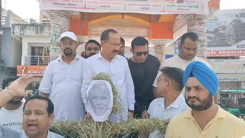 UPI नीति के विरोध में कांग्रेस का प्रदर्शन, पीएम का पुतला फूंका
खटीमा में केंद्र सरकार की UPI संबंधी नीतियों के विरोध में कांग्रेस कार्यकर्ताओं ने मुख्य चौक पर जोरदार प्रदर्शन किया। कांग्रेस कार्यकर्ताओं ने प्रधानमंत्री नरेंद्र मोदी का पुतला फूंककर अपना विरोध दर्ज कराया। पुतला दहन को लेकर मौके पर मौजूद पुलिस प्रशासन और कांग्रेस कार्यकर्ताओं के बीच जमकर धक्का-मुक्की भी हुई।खटीमा के मुख्य चौक पर कांग्रेस कार्यकर्ताओं का प्रदर्शन।प्रधानमंत्री नरेंद्र मोदी के पुतले के साथ नारेबाजी।पुलिस और कांग्रेस कार्यकर्ताओं के बीच धक्का-मुक्की।पुतला दहन करते कांग्रेस कार्यकर्ता।केंद्र सरकार की UPI संबंधी नीतियों, टैक्स, पेट्रोल में इथेनॉल मिलाए जाने और खटीमा के व्यापारियों की विभिन्न समस्याओं को लेकर कांग्रेस कार्यकर्ता सड़क पर उतरे। समस्त कांग्रेस कमेटी खटीमा के नेतृत्व में कार्यकर्ताओं ने मुख्य चौक पर प्रदर्शन करते हुए केंद्र सरकार के खिलाफ जमकर नारेबाजी की और प्रधानमंत्री नरेंद्र मोदी का पुतला दहन किया।पुतला जलाने को लेकर पुलिस प्रशासन ने विरोध जताया, जिसके बाद कांग्रेस कार्यकर्ताओं और पुलिस के बीच धक्का-मुक्की की स्थिति बन गई।कांग्रेस प्रदेश कार्यकारिणी सदस्य बॉबी राठौर ने कहा कि UPI संबंधी नीतियों, टैक्स, पेट्रोल में इथेनॉल मिश्रण और खटीमा के व्यापारियों की समस्याओं को लेकर कांग्रेस विरोध दर्ज करा रही है। उन्होंने आरोप लगाया कि पुलिस प्रशासन प्रदर्शन के दौरान अभिव्यक्ति की स्वतंत्रता को प्रभावित करने का काम कर रहा है।वहीं कांग्रेस नगर अध्यक्ष अमन अरोड़ा ने सरकार की नीतियों का कड़ा विरोध करते हुए कहा कि यदि समस्याओं का समाधान नहीं किया गया तो कांग्रेस आगे उग्र आंदोलन करेगी।