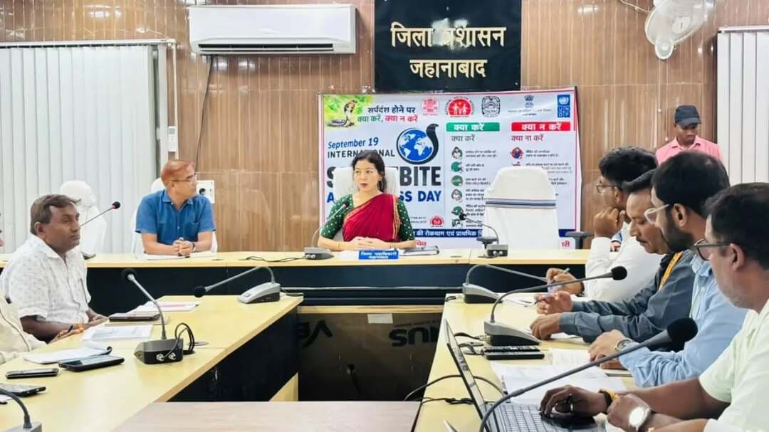 🩺📱 अब घर बैठे बनाएं ABHA कार्ड — डिजिटल स्वास्थ्य सेवाओं से जुड़ें!
जिला पदाधिकारी, जहानाबाद श्रीमती छिरिङ वाई भूटिया की अध्यक्षता में ABHA निर्माण एवं संबंधित कार्यों की समीक्षा की गई। जिला पदाधिकारी ने जिलेवासियों से आयुष्मान भारत स्वास्थ्य खाता (ABHA) बनवाने की अपील करते हुए संबंधित विभागों को अधिक से अधिक नागरिकों को इससे जोड़ने के निर्देश दिए।
🔹 ABHA — आपकी डिजिटल स्वास्थ्य पहचान
📱 मोबाइल से घर बैठे आसानी से बनाएं ABHA
🆓 पंजीकरण पूर्णतः निःशुल्क
📂 स्वास्थ्य रिकॉर्ड को डिजिटल रूप में सुरक्षित एवं सुलभ रखने में सहायक
🏥 स्वास्थ्य सेवाओं से जुड़ने की प्रक्रिया होगी और आसान
🏠 आशा कार्यकर्ता M-ABHA के माध्यम से घर-घर जाकर ABHA निर्माण में करेंगी सहयोग
📢 शिक्षा विभाग, जीविका एवं ICDS के माध्यम से भी व्यापक जागरूकता एवं ABHA निर्माण पर जोर
✅ आज ही अपना ABHA बनाएं और डिजिटल स्वास्थ्य सेवाओं से जुड़ें। अपने परिवार एवं आसपास के लोगों को भी जागरूक करें।
#आभा_कार्ड #आयुष्मान_भारत #डिजिटल_स्वास्थ्य #स्वास्थ्य_सेवा जहानाबाद #विकसित_भारत समृद्ध_बिहार आदर्श_जहानाबाद