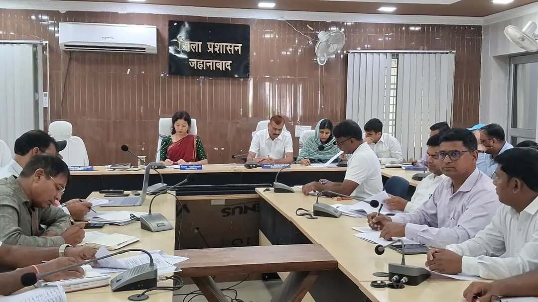 🏆 जिला स्तरीय विद्यालय खेल प्रतियोगिता 2026-27 | निबंधन आज से शुरू
खेल प्रतिभाओं को मंच देने के लिए जहानाबाद में 28 सितम्बर से 01 अक्टूबर, 2026 तक जिला स्तरीय विद्यालय खेल प्रतियोगिता का आयोजन होगा। जिला पदाधिकारी श्रीमती छिरिङ वाई भूटिया की अध्यक्षता में आयोजित बैठक में प्रतियोगिता की तैयारियों की समीक्षा करते हुए अधिक से अधिक पात्र खिलाड़ियों की सहभागिता सुनिश्चित करने के निर्देश दिए गए।
📅 प्रतियोगिता: 28 सितम्बर से 01 अक्टूबर, 2026
👧👦 वर्ग: बालक एवं बालिका — अंडर-14, अंडर-17 एवं अंडर-19
🏫 पात्रता: मान्यता प्राप्त सरकारी एवं निजी विद्यालयों में कक्षा 06 से 12 तक अध्ययनरत पात्र खिलाड़ी
🏃♀️🏏⚽ खेल: एथलेटिक्स, रग्बी, वॉलीबॉल, खो-खो, कुश्ती, हैंडबॉल, क्रिकेट, टेबल टेनिस, फुटबॉल, ताइक्वांडो, भारोत्तोलन, तलवारबाजी, शतरंज, बैडमिंटन, योग, कबड्डी सहित विभिन्न स्पर्धाएं।
📝 निबंधन प्रारंभ: 21 सितम्बर, 2026
⏳ अंतिम तिथि: 26 सितम्बर, 2026, अपराह्न 12:00 बजे तक
📍 निबंधन स्थल: खेल भवन-सह-व्यायामशाला, जहानाबाद
📢 सभी पात्र खिलाड़ियों एवं विद्यालयों से अपील—अपना निबंधन समय पर कराएं, मैदान में उतरें और अपनी खेल प्रतिभा को नई पहचान दें!
#विद्यालय_खेल_प्रतियोगिता #खेलो_जहानाबाद #जिला_प्रशासन #युवा_प्रतिभा खेल
#विकसित_भारत समृद्ध_बिहार आदर्श_जहानाबाद