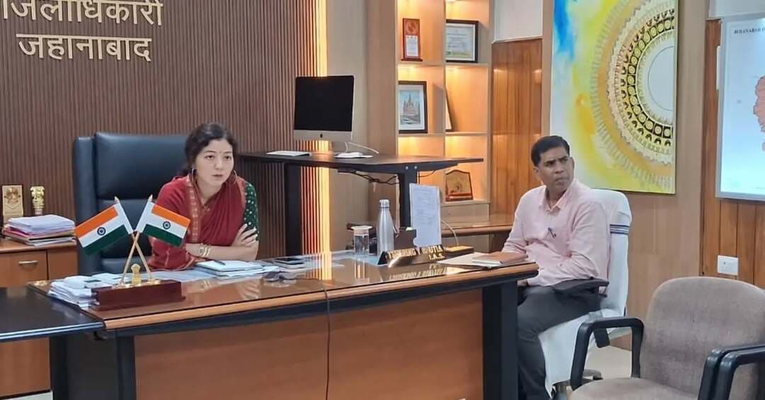 📢 अभियान बसेरा — आवेदन के लिए पटना जाने की जरूरत नहीं!
📍अभियान बसेरा के तहत पर्चा हेतु आवेदन की सुलभ और स्थानीय स्तर पर व्यवस्था तथा राज्य मुख्यालय नहीं जाने के मद्देनजर मुख्यमंत्री सचिवालय द्वारा वीडियो कॉन्फ्रेंसिंग से समीक्षात्मक बैठक की गई। मुख्यमंत्री सचिवालय की वीडियो कॉन्फ्रेंसिंग के उपरांत जिला पदाधिकारी श्रीमती छिरिङ वाई भूटिया ने संबंधित पदाधिकारियों के साथ स्थिति की समीक्षा कर स्पष्ट निर्देश दिए कि आमजनों को आवेदन के लिए अनावश्यक रूप से पटना न जाना पड़े।
🎯दिए गए मुख्य निर्देश
🏡 पंचायत एवं अंचल में ही आवेदन की सुविधा की व्यवस्था का निर्देश
⏰ 22 सितम्बर से अगले 7 दिनों तक सुबह 6:00 बजे से खुलेंगे केंद्र
📝 पंचायत सरकार भवन/पंचायत भवन एवं संबंधित अंचल कार्यालय में जमा करें आवेदन
🧾 हर आवेदक को अनिवार्य रूप से मिलेगी प्राप्ति रसीद
🚔 प्रमुख नाकों, सीमावर्ती क्षेत्रों एवं रेलवे स्टेशन पर मजिस्ट्रेट एवं पुलिस बल की प्रतिनियुक्ति।
📣 माइकिंग, फ्लेक्स, विकास मित्र एवं जीविका के माध्यम से गांव-टोले तक पहुंचाई जाएगी सही जानकारी।
⚠️ सावधान रहें—किसी के बहकावे में न आएं!
पर्चा दिलाने के नाम पर लोगों को गुमराह कर अथवा संगठित रूप से पटना ले जाने वालों को चिन्हित कर विधिसम्मत कार्रवाई की जाएगी।
🙏 जिला प्रशासन की अपील
👉 पटना जाने में अपना समय और पैसा खर्च न करें।
👉 अपने पंचायत भवन/पंचायत सरकार भवन अथवा अंचल कार्यालय में ही आवेदन करें।
👉 आवेदन जमा करने के बाद प्राप्ति रसीद अवश्य लें।
✅ आवेदन की सुविधा आपके पंचायत एवं अंचल में—जिला प्रशासन, जहानाबाद आपके साथ।
#अभियान_बसेरा#जिलाप्रशासन_जहानाबाद #जनहित #सबका_सम्मान_जीवन_आसान
#विकसित_भारत समृद्ध_बिहार आदर्श_जहानाबाद