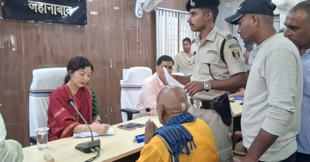 📢 जनता दरबार में 40 मामलों की सुनवाई — त्वरित निष्पादन के निर्देश
📍 जिला पदाधिकारी, जहानाबाद श्रीमती छिरिङ वाई भूटिया की अध्यक्षता में जिला स्तरीय जनता दरबार का आयोजन।
🔹 कुल 40 आवेदन/शिकायतों की सुनवाई की गई।
🔹 भूमि विवाद एवं अतिक्रमण, एल.पी.सी., मनरेगा मजदूरी भुगतान, अनुकंपा नियुक्ति, जन वितरण प्रणाली, अवैध शराब बिक्री, विद्युत विपत्र सुधार सहित विभिन्न मामलों पर सुनवाई।
🔹 संबंधित पदाधिकारियों को जांच कर त्वरित एवं समयबद्ध निष्पादन सुनिश्चित करने के निर्देश।
🔹 विद्युत विपत्र सुधार, अवैध शराब बिक्री पर छापेमारी, मनरेगा मजदूरी भुगतान एवं योजना चयन संबंधी शिकायतों पर त्वरित कार्रवाई के निर्देश।
🔹 भूमि विवाद, परिमार्जन, कब्जा एवं भूमि मापी से जुड़े मामलों में अभिलेखों की जांच एवं स्थल सत्यापन कर नियमानुसार कार्रवाई के निर्देश।
✅ “सबका सम्मान–जीवन आसान” की भावना के अनुरूप आमजनों की समस्याओं का संवेदनशील, पारदर्शी एवं गुणवत्तापूर्ण समाधान जिला प्रशासन की प्राथमिकता।
#जनता_दरबार#जिला_प्रशासन_जहानाबाद #सबकासम्मानजीवनआसान #जनसमस्या_समाधान
#विकसितभारत_समृद्धबिहार_आदर्शजहानाबाद