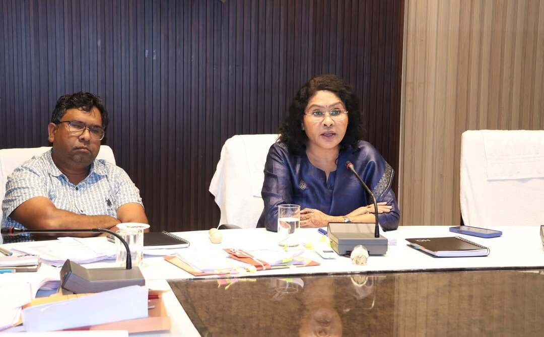 कलेक्टर श्रीमती दिव्या उमेश मिश्रा ने ली राजस्व अधिकारियों की समीक्षा बैठक। उन्होंने कहा कि राजस्व प्रकरणों का त्वरित निराकरण सुनिश्चित करें, किसानों को शासकीय योजनाओं का लाभ समय पर मिले। उन्होंने एग्रीस्टैक पंजीयन, लंबित राजस्व मामले, डिजिटल क्रॉप सर्वे, स्वामित्व योजना आदि के संबंध में विस्तृत समीक्षा की।
#Balod #Chhattisgarh #AgriStack #DigitalCropSurvey #Governance #RevenueDepartment