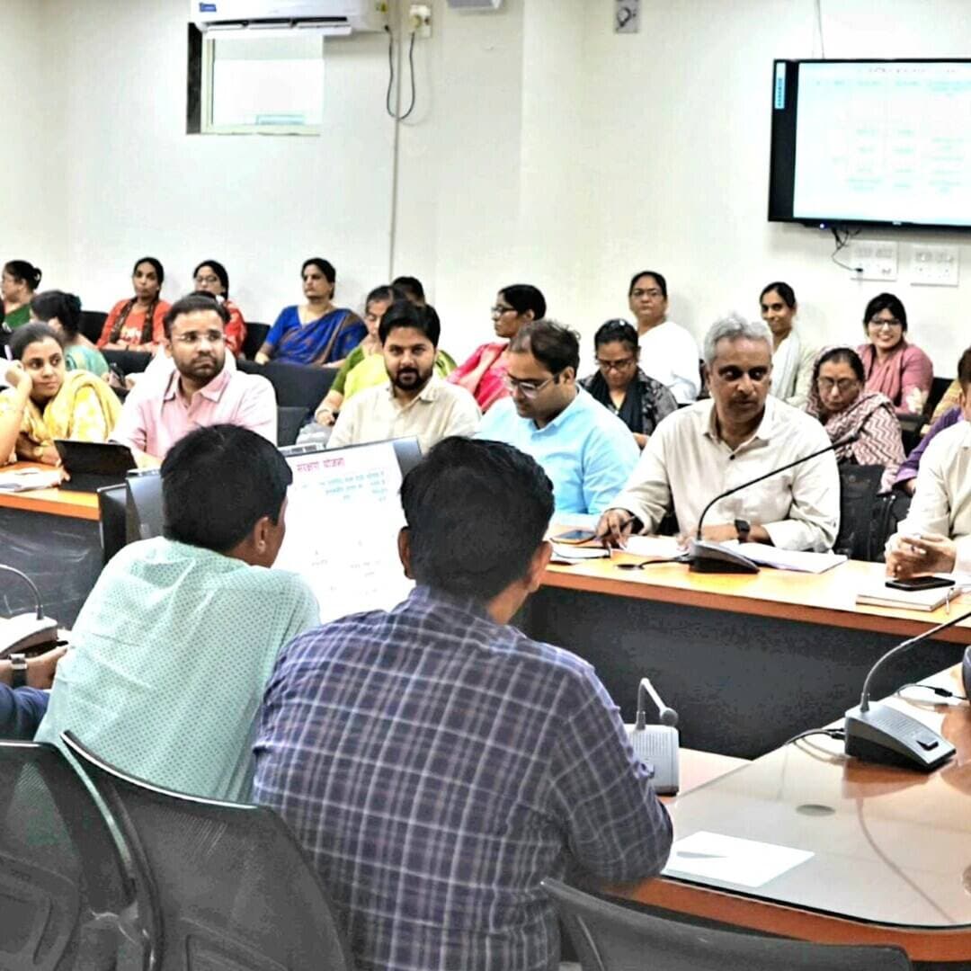 मुरैना में हाई रिस्क गर्भवती महिलाओं की निगरानी में तेजी के निर्देश
मुरैना। कलेक्टर लोकेश कुमार जांगिड़ के निर्देश पर जिला पंचायत सीईओ कमलेश कुमार भार्गव ने स्वास्थ्य एवं महिला बाल विकास विभाग की समीक्षा बैठक ली। उन्होंने हाई रिस्क गर्भवती महिलाओं की नियमित निगरानी, समय पर जांच और जरूरत पड़ने पर स्वास्थ्य संस्थाओं में भर्ती कराने के निर्देश दिए। साथ ही सभी गर्भवती महिलाओं का समय पर पंजीयन, प्रसव पूर्व जांच और शासन की स्वास्थ्य योजनाओं का लाभ सुनिश्चित करने पर जोर दिया।