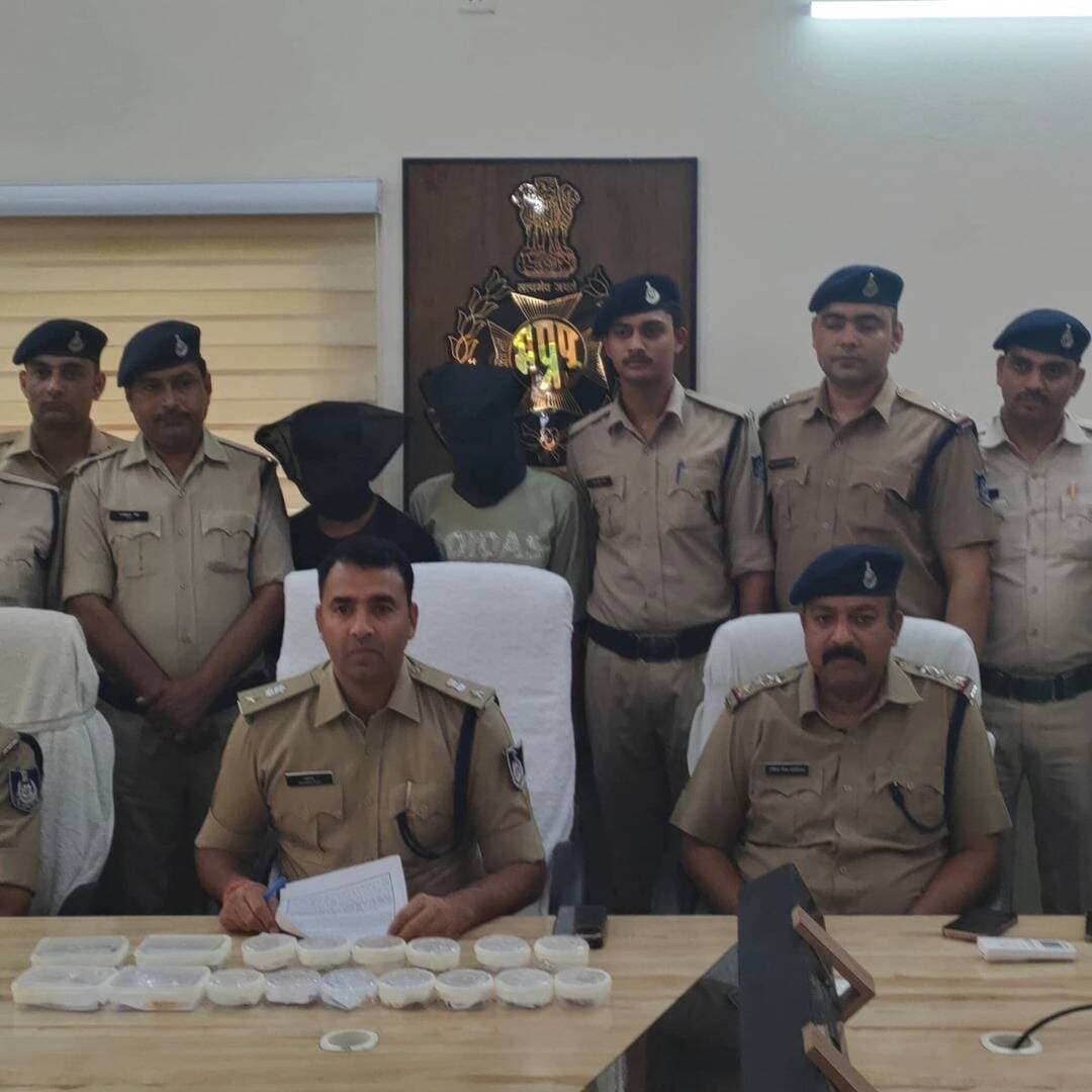 मुरैना कोतवाली पुलिस ने चोरी का किया खुलासा
मुरैना। नैनागढ़ रोड स्थित सौन्दर्य मेकअप स्टूडियो में हुई चोरी का कोतवाली पुलिस ने खुलासा करते हुए दो शातिर चोरों को राजस्थान के धौलपुर से गिरफ्तार किया है। पुलिस ने 100 से अधिक CCTV कैमरों की फुटेज खंगालकर आरोपियों की पहचान की। दोनों के कब्जे से सोने-चांदी के आभूषण और नगदी समेत करीब ₹10 लाख का मशरूका बरामद किया गया।