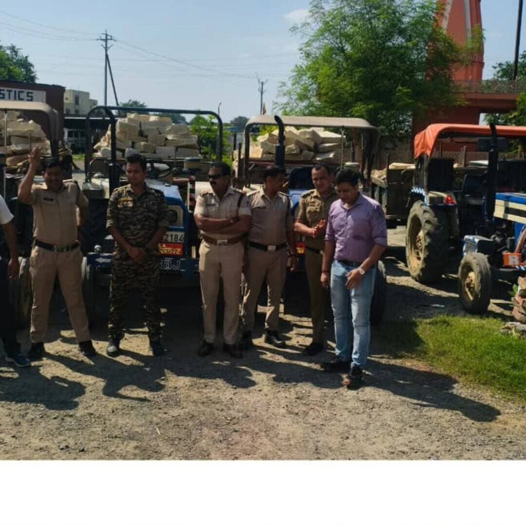 सिविल लाइन पुलिस की कार्रवाई, अवैध खण्डे से भरी 5 ट्रैक्टर-ट्रॉली जब्त
मुरैना। सिविल लाइन पुलिस ने अवैध खण्डे का परिवहन करते हुए 3 आरोपियों को गिरफ्तार किया। पुलिस ने मौके से अवैध खण्डे से भरी 5 ट्रैक्टर-ट्रॉलियां, करीब ₹35 लाख कीमत की, जब्त की हैं। कार्रवाई पुलिस अधीक्षक धर्मराज मीना के निर्देशन में की गई।