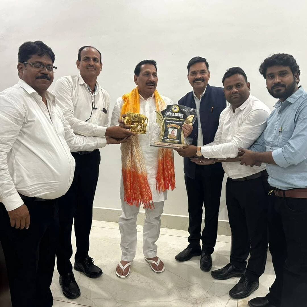मुरैना जिले में मीडिया फेडरेशन ऑफ़ इंडिया पत्रकार आयोजन के दौरान कुछ सम्मानितों के फोटो।