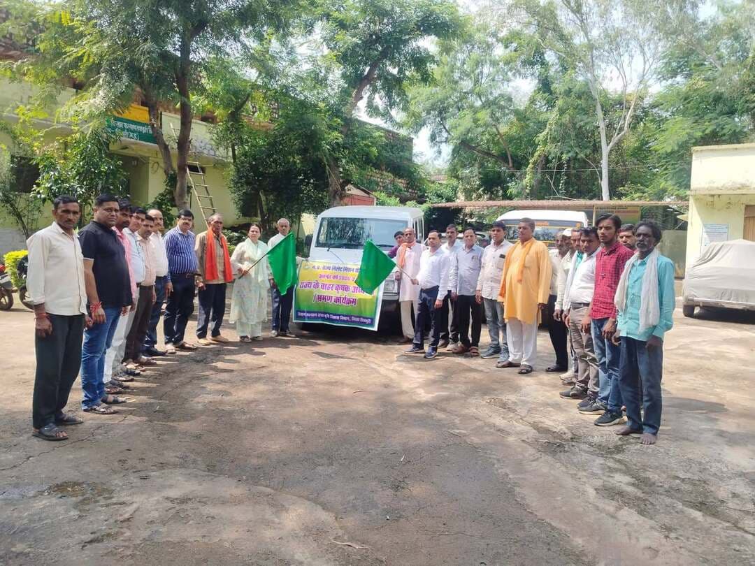 बाजरा उत्पादन की आधुनिक तकनीक सीखने 50 किसानों का दल राजस्थान रवाना
अधिकारियों ने हरी झंडी दिखाकर भ्रमण दल को किया रवाना
किसान कल्याण तथा कृषि विकास विभाग द्वारा वर्ष 2026-27 के अंतर्गत संचालित मध्य प्रदेश राज्य मिलेट मिशन योजना के तहत जिले के 50 कृषकों के भ्रमण दल को सोमवार को हरी झंडी दिखाकर रवाना किया गया। यह रवानगी उप संचालक कृषि श्री मुनेश कुमार शाक्य एवं सहायक संचालक कृषि डॉ. श्रीमती किरन रावत द्वारा दी गई। यह कृषक दल राजस्थान के विभिन्न प्रमुख कृषि संस्थानों का भ्रमण कर मिलेट और बाजरा उत्पादन की उन्नत तकनीकों की जानकारी प्राप्त करेगा।
यह अध्ययन भ्रमण दल आत्मा के ब्लॉक तकनीकी प्रबंधक श्री मंजेश त्यागी एवं कृषि विस्तार अधिकारी श्री संदीप कुमार रावत के नेतृत्व में रवाना हुआ है। भ्रमण के दौरान किसान दल सवाई माधोपुर, अजमेर, भरतपुर, जयपुर एवं जोधपुर आदि स्थानों का दौरा करेगा। वहां कृषक कृषि वैज्ञानिकों के साथ बाजरा एवं अन्य मिलेट फसलों की उत्पादन तकनीक पर विस्तृत चर्चा करेंगे। भ्रमण के दौरान कृषक विभिन्न शोध एवं कृषि संस्थानों में उपलब्ध मिलेट तथा बाजरा फसलों की आधुनिक उत्पादन तकनीकों, उन्नत किस्मों और प्रसंस्करण विधियों का प्रत्यक्ष अवलोकन करेंगे। इससे जिले के किसानों को अपने क्षेत्रों में मिलेट फसलों के उत्पादन और गुणवत्ता में सुधार करने में मदद मिलेगी।
कृषक अध्ययन भ्रमण दल को रवाना करते समय कृषि विभाग के अन्य कार्यालयीन अधिकारी एवं कर्मचारी भी उपस्थित रहे। अधिकारियों ने किसानों को इस अध्ययन यात्रा के माध्यम से नई तकनीकों को सीखकर अपने खेतों में अपनाने और जिले में मिलेट उत्पादन को बढ़ावा देने के लिए प्रेरित किया।
Department of Agriculture, Madhya Pradesh
#shivpuri