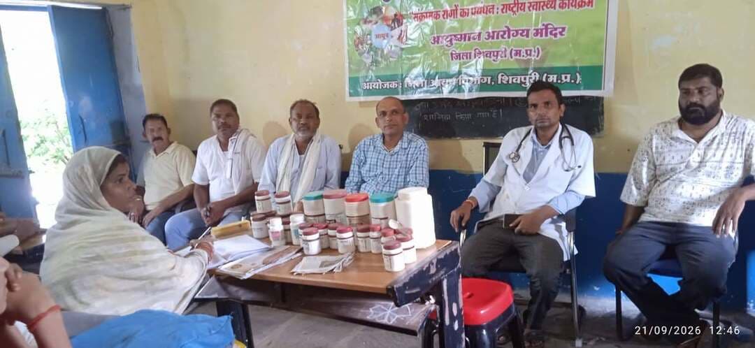 संचालनालय आयुष, मध्यप्रदेश भोपाल के निर्देशानुसार एवं कलेक्टर एवं जिला मजिस्ट्रेट श्री अर्पित वर्मा के निर्देशन में जिले की समस्त आयुष संस्थाओं में 11वें आयुर्वेद दिवस के अवसर पर विविध कार्यक्रम आयोजित किये जा रहे हैं। इस वर्ष आयुर्वेद दिवस ‘‘स्वस्थ भविष्य के लिये आयुर्वेद’’ की मुख्य थीम पर आधारित है। कार्यक्रम की श्रृंखला में मुख्य जिला स्तरीय आयोजन 23 सितम्बर 2026 को आयोजित किया जाएगा।
जिला आयुष अधिकारी डॉ. अनिल वर्मा ने बताया कि अभियान के तहत जिले में आयुर्वेद स्वास्थ्य एवं जन-जागरूकता, औषधीय पौधों की पहचान, उपयोग एवं उनके संरक्षण पर विशेष गतिविधियां चलाई जा रही हैं। इसके साथ ही आमजन को दिनचर्या, ऋतुचर्या एवं योग संबंधी जानकारी देने के साथ-साथ निःशुल्क स्वास्थ्य परीक्षण एवं परामर्श शिविर, प्रकृति परीक्षण, जीवनशैली मूल्यांकन तथा योग एवं ध्यान सत्रों का आयोजन किया जा रहा है।
इसी क्रम में मधुमेह, उच्च रक्तचाप, मोटापा एवं जोड़ रोगों की रोकथाम हेतु स्वास्थ्य परामर्श दिए जा रहे हैं। आंगनवाड़ी केंद्रों पर आयुष स्वास्थ्य जागरूकता शिविर आयोजित किए जा रहे हैं, जिनमें स्वस्थ वृद्धावस्था एवं पोषण विषय पर व्याख्यान दिए जा रहे हैं। साथ ही पर्यावरण व स्वास्थ्य संवर्धन हेतु औषधीय पौधों का रोपण कर आयुर्वेद वाटिका का विकास भी किया जा रहा है।
*विद्यार्थियों के लिए आयोजित हो रही प्रतियोगिताएं*
छात्र-छात्राओं में आयुर्वेद के प्रति रुचि जागृत करने के उद्देश्य से विद्यालय एवं महाविद्यालय स्तर पर व्याख्यान, क्विज, निबंध तथा पोस्टर व पेंटिंग प्रतियोगिताओं का आयोजन किया जा रहा है। जिला आयुष प्रशासन द्वारा जिले के नागरिकों से इन कार्यक्रमों और शिविरों में सहभागिता कर आयुर्वेद के माध्यम से स्वस्थ जीवनशैली अपनाने की अपील की गई है।
Department of Ayush, Madhya Pradesh
#shivpuri