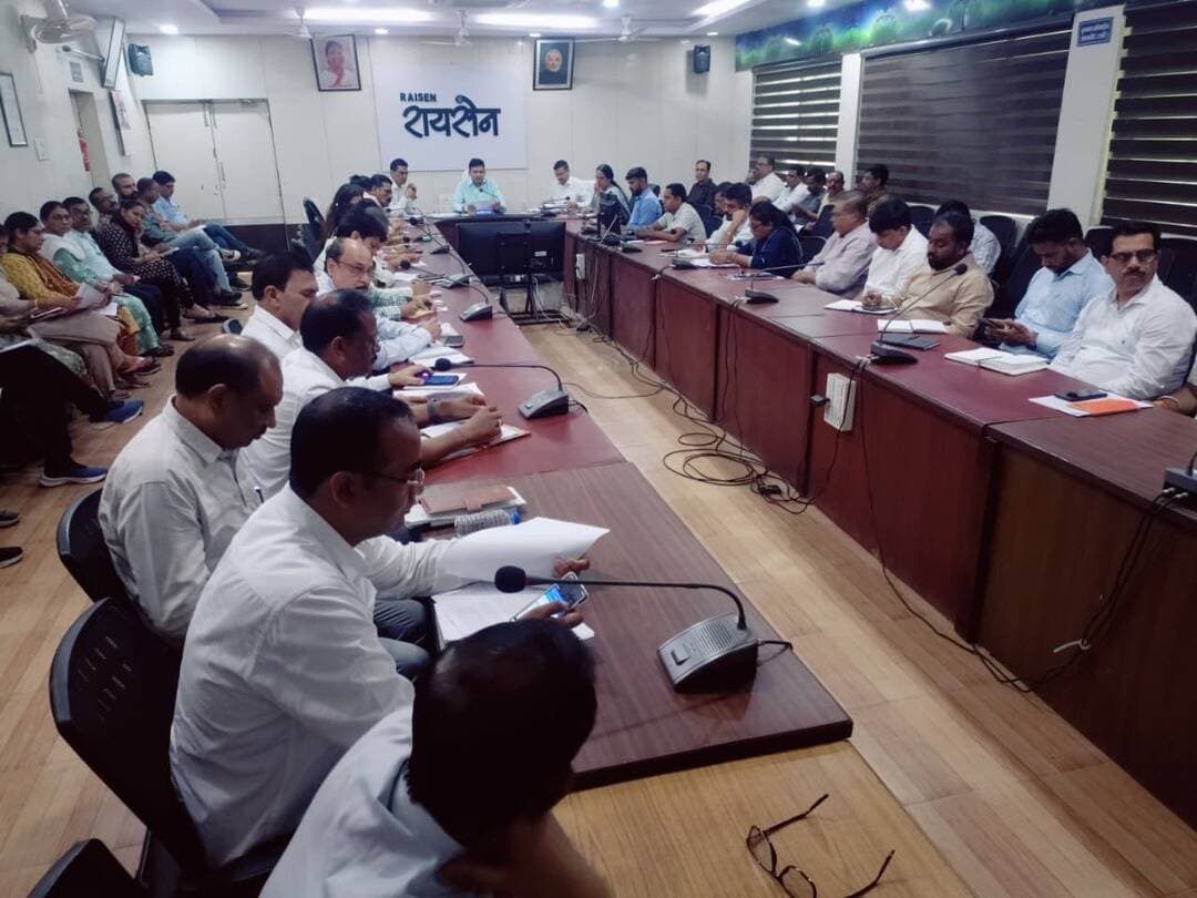 टीएल बैठक में कलेक्टर श्री विश्वकर्मा ने की सीएम हेल्पलाइन तथा सेवा संकल्प अभियान की समीक्षा
---------
---------
कलेक्ट्रेट सभाकक्ष में आयोजित टीएल बैठक में कलेक्टर श्री अरूण कुमार विश्वकर्मा द्वारा विभिन्न विभागों के कार्यो, सीएम हेल्पलाइन शिकायतों के निराकरण तथा सेवा संकल्प अभियान की गतिविधियों विस्तृत समीक्षा की गई। बैठक में उन्होंने सभी विभागों के अधिकारियों को लंबित सीएम हेल्पलाईन प्रकरणों का समय-सीमा में निराकरण सुनिश्चित करने के निर्देश दिए।
बैठक में कलेक्टर श्री विश्वकर्मा ने सीएम हेल्पलाइन की विभागवार समीक्षा करते हुए कहा कि नागरिकों की शिकायतों का गुणवत्तापूर्ण और संतुष्टिपूर्ण निराकरण सर्वाेच्च प्राथमिकता है। उन्होंने अधिक समय से लंबित शिकायतों का शीघ्र निराकरण करने तथा प्रत्येक शिकायत की नियमित मॉनीटरिंग करने के निर्देश संबंधित अधिकारियों को दिए। उन्होंने कहा कि शिकायतों का निराकरण केवल औपचारिकता न होकर वास्तविक समाधान आधारित होना चाहिए।
उन्होंने सेवा संकल्प अभियान के अंतर्गत जिले में आयोजित की जा रही विभिन्न गतिविधियों की समीक्षा करते हुए सभी विभागों को अभियान का प्रभावी संचालन सुनिश्चित करने के निर्देश दिए। कलेक्टर श्री विश्वकर्मा ने कहा कि आयोजित होने वाले कार्यक्रमों में अधिक से अधिक जनभागीदारी सुनिश्चित की जाए। उन्होंने अधिकारियों को अभियान की गतिविधियों का व्यापक प्रचार-प्रसार करने और निर्धारित कार्ययोजना के अनुसार कार्यक्रम आयोजित करने के निर्देश दिए। उन्होंने राजस्व, स्वास्थ्य, शिक्षा, ग्रामीण विकास, महिला एवं बाल विकास, कृषि, लोक स्वास्थ्य यांत्रिकी सहित अन्य विभागों की समीक्षा की। कलेक्ट्रेट सभाकक्ष में जिला पंचायत सीईओ श्री कमल सोलंकी, डीएफओ श्रीमती प्रतिभा शुक्ला, अपर कलेक्टर श्री मनोज उपाध्याय तथा जिला अधिकारी उपस्थित रहे। विकासखण्डों से एसडीएम, जनपद सीईओ, सीएमओ तथा अन्य खण्ड स्तरीय अधिकारी वीसी के माध्यम से बैठक में उपस्थित हुए।
#Raisen Jansampark Madhya Pradesh JDjansampark Bhopal Collector Office Raisen