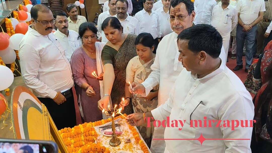 विकास भवन में ‘सेवा दिवस एवं आशीर्वाद’ थीम पर लगी योजनाओं की प्रदर्शनी
मिर्जापुर, 21 सितंबर 2026। सेवा संकल्प अभियान के तहत विकास भवन परिसर में ‘सेवा दिवस एवं आशीर्वाद’ थीम पर विभिन्न विभागों की जनकल्याणकारी योजनाओं की प्रदर्शनी लगाई गई। विधायक रत्नाकर मिश्र, रमाशंकर सिंह पटेल, सुचिस्मिता मौर्या, रिंकी कोल, भाजपा जिलाध्यक्ष लाल बहादुर सरोज और जिलाधिकारी पवन कुमार गंगवार ने फीता काटकर व दीप प्रज्ज्वलित कर शुभारंभ किया।
प्रदर्शनी में करीब 15 विभागों के स्टॉल लगाए गए। इस दौरान पात्र लाभार्थियों को प्रधानमंत्री आवास के स्वीकृति पत्र, टूल किट, स्मार्ट फोन, ट्राई साइकिल, चेक व अन्य योजनाओं का लाभ दिया गया। सफाई मित्रों और उत्कृष्ट कार्य करने वालों को सम्मानित भी किया गया।
अभियान के तहत विभिन्न विद्यालयों में चित्रकला, रंगोली, वाद-विवाद प्रतियोगिता और खेलकूद का आयोजन किया गया। कार्यक्रम में सांस्कृतिक प्रस्तुतियों का भी लोगों ने आनंद लिया।
#मिर्जापुर #सेवासंकल्पअभियान #सेवादिवस #आशीर्वाद #विकासभवन #जनकल्याणकारीयोजनाएं #TodayMirzapur