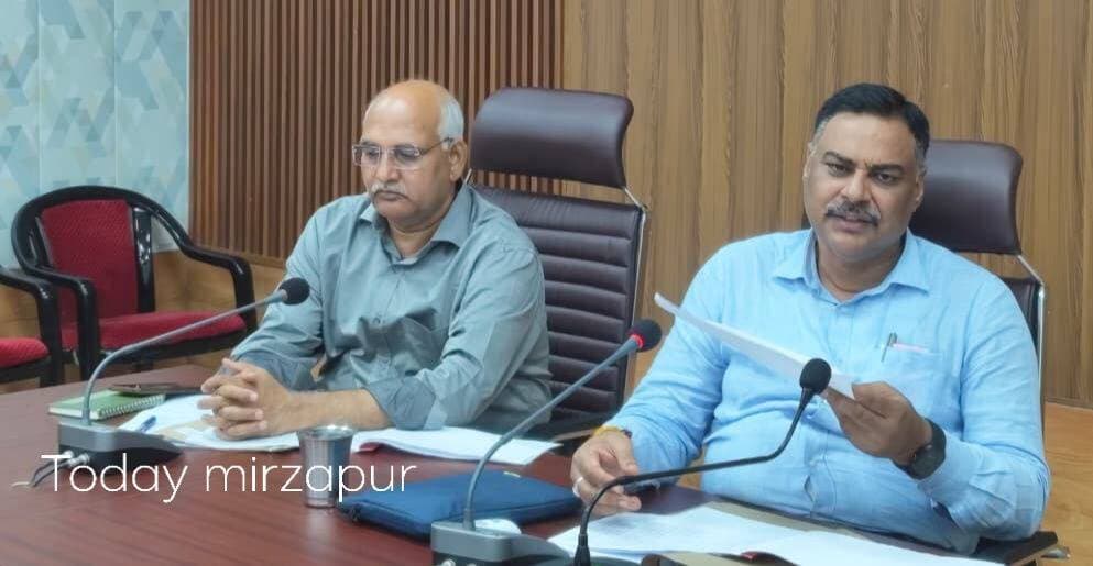 अभियोजन कार्यों की समीक्षा, सजा की दर 70% तक पहुंचाने का लक्ष्य
मिर्जापुर, 21 सितंबर 2026। जिलाधिकारी पवन कुमार गंगवार की अध्यक्षता में कलेक्ट्रेट सभागार में अभियोजन कार्यों की मासिक समीक्षा बैठक हुई। जिलाधिकारी ने लंबित वादों के त्वरित निस्तारण और न्यायालय में प्रभावी पैरवी के निर्देश दिए।
उन्होंने महिला उत्पीड़न, पॉक्सो, एनडीपीएस, आबकारी, गुंडा एक्ट व गैंगस्टर एक्ट के मामलों में गवाहों की समय पर उपस्थिति और साक्ष्य प्रस्तुत कराने पर जोर दिया। पुलिस व अभियोजन विभाग के बीच बेहतर समन्वय, जमानत निरस्तीकरण के प्रस्ताव समय से भेजने तथा जघन्य अपराधों में त्वरित सजा दिलाने के निर्देश दिए गए।
जिलाधिकारी ने अभियोजन कार्यों में लापरवाही पर कार्रवाई की चेतावनी देते हुए सजा की दर 70 प्रतिशत तक पहुंचाने का लक्ष्य निर्धारित किया।
#मिर्जापुर #जिलाधिकारी #पवनकुमारगंगवार #अभियोजन #अपराध #न्याय #पॉक्सो #एनडीपीएस #गैंगस्टरएक्ट #TodayMirzapur