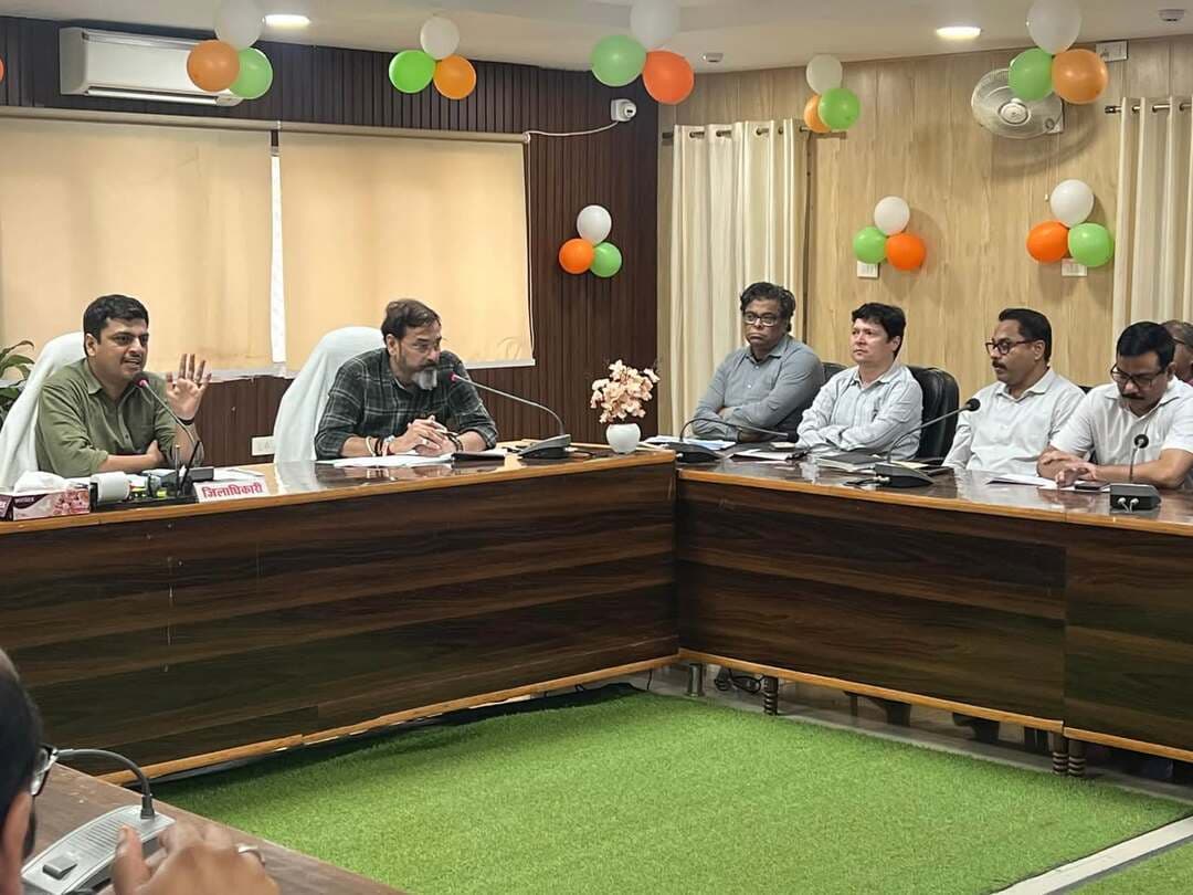 बाराबंकी में 1 अक्टूबर से चलेगा संचारी रोग नियंत्रण अभियान, DM ने दिए 12 विभागों को निर्देश
बाराबंकी में संचारी रोगों और दिमागी बुखार पर नियंत्रण के लिए 1 अक्टूबर से 31 अक्टूबर तक विशेष संचारी रोग नियंत्रण अभियान और 12 से 31 अक्टूबर तक दस्तक अभियान चलाया जाएगा। इसको लेकर आज जिलाधिकारी की अध्यक्षता में अंतरविभागीय बैठक हुई।
बैठक में बताया गया कि ये मुख्यमंत्री का अति महत्वाकांक्षी कार्यक्रम है, जिसमें 12 विभाग मिलकर काम करेंगे और स्वास्थ्य विभाग नोडल विभाग रहेगा।
आशा कार्यकर्ता घर-घर जाकर बुखार, टीबी, कुष्ठ, फाइलेरिया के मरीजों और कुपोषित बच्चों की लिस्ट बनाएंगी, मच्छरों के प्रजनन स्रोत खत्म कराएंगी और 15 साल से कम उम्र के बच्चों के घरों पर स्टीकर लगाएंगी।
पंचायती राज और नगर विकास विभाग नालियों की सफाई, लार्वा साइड का छिड़काव, झाड़ियों की कटाई और शुद्ध पेयजल की व्यवस्था कराएंगे। शिक्षा विभाग स्कूलों में प्रार्थना सभा में बच्चों को जागरूक करेगा।
1 अक्टूबर को आशा बहुओं और सफाई कर्मचारियों द्वारा बैनर-पोस्टर, फॉगिंग मशीन से लैस वाहनों के साथ जागरूकता रैली निकाली जाएगी, जो नगर पालिका परिसर में गोष्ठी के रूप में समाप्त होगी।
DM ने सभी विभागों को शासन के निर्देशों का 100% पालन सुनिश्चित करने के निर्देश दिए हैं।
#Barabanki #viralpost