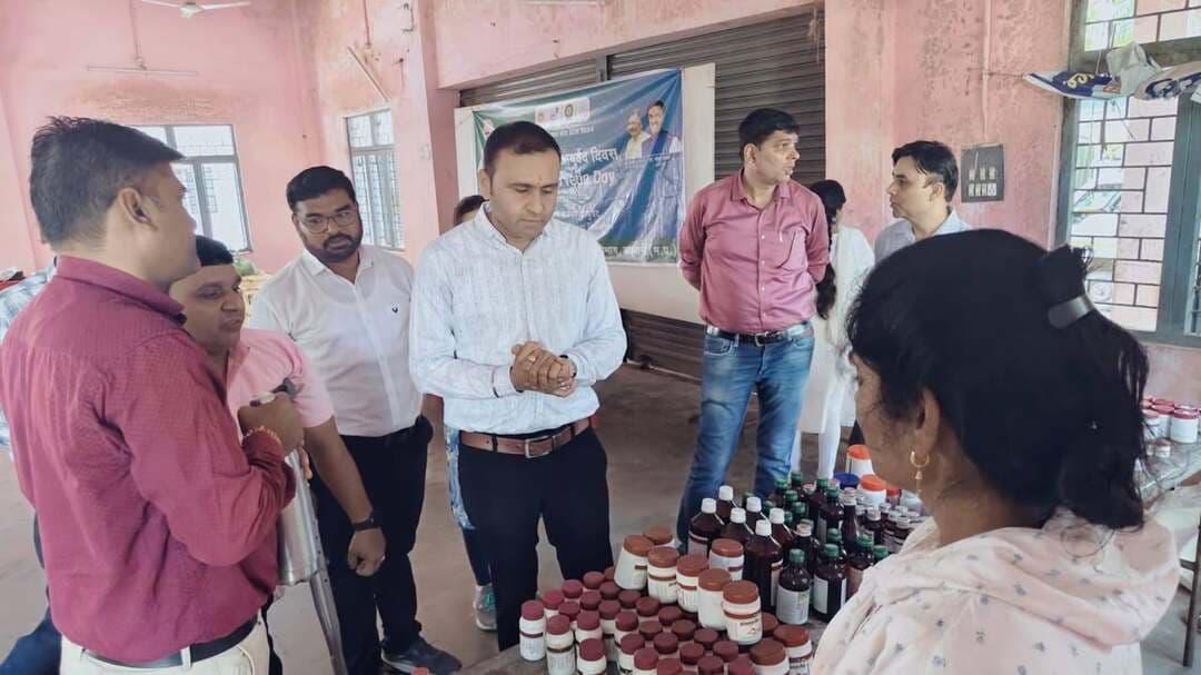 ठीकरी में आयुष विभाग द्वारा वृद्धजन स्वास्थ्य शिविर संपन्न
230 रोगियों ने उठाया लाभ
बड़वानी 21 सितम्बर 2026/ आयुष विभाग के तत्वावधान में 21 सितंबर को ठीकरी में स्वस्थ भविष्य के लिए आयुर्वेद थीम के तहत आयुष जन स्वास्थ्य शिविर का आयोजन किया गया। यह आयोजन आयुक्त , आयुष विभाग के विशेष निर्देशों के पालन में किया गया, जिसका मुख्य उद्देश्य विशेषकर वृद्धजनों के स्वास्थ्य की देखभाल और उन्हें आयुर्वेदिक चिकित्सा पद्धतियों से लाभान्वित करना था।
शिविर में कुल 230 रोगियों (जिनमें 130 पुरुष और 100 महिलाएं शामिल थीं) का स्वास्थ्य परीक्षण कर उन्हें परामर्श उपरांत निःशुल्क उपचार व औषधियां प्रदान की गईं। इस दौरान एन.सी.डी. आयुष रोग नियंत्रण कार्यक्रम के तहत विशेष रूप से मधुमेह, उच्च रक्तचाप, अर्श, आमवात, संधिवात और एनीमिया से पीड़ित रोगियों की जांच कर उचित चिकित्सीय परामर्श दिया गया, जिससे क्षेत्र के वृद्धजनों और आम नागरिकों ने बढ़-चढ़कर लाभ उठाया।