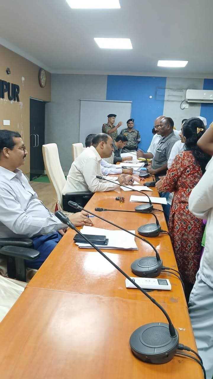 जिलाधिकारी की अध्यक्षता में जन संवाद आयोजित, आमजनों की समस्याओं के त्वरित एवं समयबद्ध निष्पादन का निर्देश....
समस्तीपुर, 21 सितंबर 2026।
जिलाधिकारी, समस्तीपुर श्री रोशन कुशवाहा की अध्यक्षता में आज समाहरणालय स्थित सभाकक्ष में जन संवाद कार्यक्रम का आयोजन किया गया। जन संवाद में जिले के विभिन्न क्षेत्रों से आए आमजनों ने अपनी समस्याओं, शिकायतों एवं मांगों से संबंधित आवेदन जिलाधिकारी के समक्ष प्रस्तुत किए।
जन संवाद के दौरान आम नागरिकों द्वारा भूमि एवं राजस्व संबंधी मामले, दाखिल-खारिज, अतिक्रमण, सामाजिक सुरक्षा पेंशन, राशन कार्ड, आवास योजना, विद्युत, सड़क, पेयजल, शिक्षा, स्वास्थ्य सहित विभिन्न विभागों से संबंधित जनहित के मामलों को जिलाधिकारी के समक्ष रखा गया।
जिलाधिकारी ने प्रत्येक आवेदक की समस्या को गंभीरतापूर्वक सुना तथा संबंधित पदाधिकारियों को मामलों की नियमानुसार जांच कर समयबद्ध, पारदर्शी एवं गुणवत्तापूर्ण निष्पादन सुनिश्चित करने का निर्देश दिया। उन्होंने कहा कि जन संवाद का उद्देश्य आम नागरिकों की समस्याओं को सीधे सुनना तथा उनके समाधान की प्रक्रिया को प्रभावी एवं त्वरित बनाना है।
उन्होंने सभी संबंधित पदाधिकारियों को निर्देशित किया कि जन संवाद में प्राप्त आवेदनों को प्राथमिकता के आधार पर लेते हुए नियमानुसार कार्रवाई सुनिश्चित करें। जिन मामलों में अन्य विभागों अथवा उच्चतर स्तर से कार्रवाई अपेक्षित है, उनमें संबंधित कार्यालय से समन्वय स्थापित कर आवश्यक कार्रवाई की जाए। साथ ही, प्रत्येक आवेदन के निष्पादन की स्थिति का नियमित रूप से अनुश्रवण करने का भी निर्देश दिया गया।
जिलाधिकारी ने कहा कि जन शिकायतों के निष्पादन में अनावश्यक विलंब किसी भी स्थिति में स्वीकार्य नहीं है। अधिकारियों को यह सुनिश्चित करने का निर्देश दिया गया कि आम नागरिकों को अपनी समस्याओं के समाधान के लिए अनावश्यक रूप से कार्यालयों का चक्कर न लगाना पड़े। उन्होंने अधिकारियों से संवेदनशीलता एवं उत्तरदायित्व के साथ जनसमस्याओं के समाधान की दिशा में कार्य करने को कहा।
सामाजिक सुरक्षा से संबंधित मामलों में सहायक निदेशक सामाजिक सुरक्षा श्रीमती साक्षी को भी आवश्यक कार्रवाई एवं अनुश्रवण हेतु निर्देशित किया गया। वहीं राजस्व एवं भूमि संबंधी मामलों के त्वरित निष्पादन के लिए संबंधित राजस्व पदाधिकारियों को आवश्यक कार्रवाई करने का निर्देश दिया गया।
जन संवाद के दौरान अपर समाहर्ता श्री ब्रजेश कुमार, जिला पंचायत राज पदाधिकारी श्री विष्णु देव मंडल, राजस्व प्रभारी श्री धर्मराज, सहायक निदेशक सामाजिक सुरक्षा श्रीमती साक्षी सहित विभिन्न विभागों के जिला स्तरीय पदाधिकारी एवं संबंधित कर्मी उपस्थित रहे।
#CMSamrat
#SamratChoudharybihar
#samratchoudhary
#highlightseveryone
#JanSamvad
#DistrictAdministration
#samastipur
Samrat Choudhary
Information & Public Relations Department, Government of Bihar