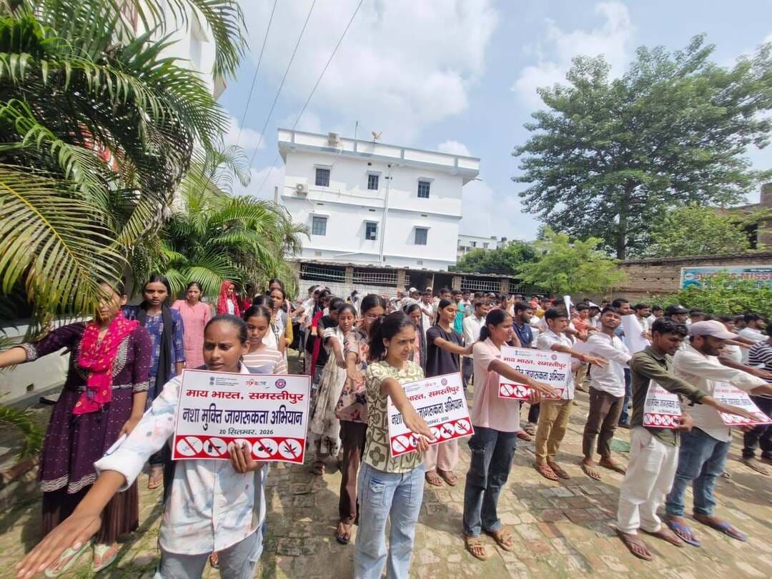 माय भारत समस्तीपुर द्वारा चलाया गया नशा मुक्त युवा फॉर विकसित भारत के तहत "नशा मुक्ति जागरूकता अभियान" कार्यक्रम चलाया गया।
मेरा युवा भारत युवा कार्यक्रम एवं खेल मंत्रालय भारत सरकार द्वारा नशा मुक्ति जागरूकता कार्यक्रम का आयोजन सक्सेस मिशन क्लब काशीपुर समस्तीपुर में किया गया।जिसमें युवा एवं युवतियों को नशा नहीं करने साथ अन्य लोगों को भी जागरूक करने की शपथ दिलाई गई। भावना गोयल जिला युवा अधिकारी माय भारत समस्तीपुर ने युवाओं को सम्बोधित करते हुए बताया कि किसी भी मादक पदार्थ,तंबाकू,सिगरेट, सूखा नशा इत्यादि हमारे शरीर के लिए अत्यंत हानिकारक है और इससे हमारे शारीरिक और मानसिक दोनों तरह की क्षति हैं। नीरजेश कुमार डीपीओ नमामि गंगे,जिला प्रशासन समस्तीपुर ने बताया कि हम सभी युवा वर्ग के लोगो को नशा जैसे कुकृत्य से बचने और बचाने के लिए आगे आना होगा तभी हमारा समाज, राज्य और देश नशा मुक्त होगा।नशा मनुष्य को खोखला करने के साथ साथ सम्पूर्ण समाज एवं देश को खोखला कर रहा है इससे तन और धन दोनों को बर्बादी होती है। वहीं नशे को लेकर स्लोगन लेखन और हस्ताक्षर अभियान भी चलाया गया जिसने सभी ने बढ़ चढ़ कर भाग लिया ओर इसके तहत युवाओं ने नशे न करने की शपथ के साथ हस्ताक्षर किया। कार्यक्रम का संचालन सक्सेस मिशन क्लब के संस्थापक सदस्य विकाश कुमार, रामविनय कुमार ने किया।माय भारत स्वयंसेवक के साथ साथ सैकड़ों की संख्या में क्लब के युवा और युवतियों ने जागरूकता कार्यक्रम में भाग लेकर कार्यक्रम को सफल बनाया।
#MYBharat
#CMSamrat
#samratchoudhary
Samrat Choudhary
Information & Public Relations Department, Government of Bihar