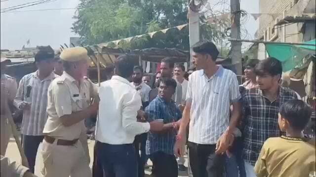 🚨 ब्रेकिंग न्यूज़ | सुल्तानपुर
थाने के बाहर स्टेट हाईवे पर कांग्रेस का धरना शुरू!
विधायक चेतन पटेल के नेतृत्व में सड़क पर प्रदर्शन
स्टेट हाईवे पर जाम से यातायात प्रभावित, मौके पर बढ़ी हलचल
मांगों को लेकर कांग्रेस कार्यकर्ता पुलिस के खिलाफ धरने पर बैठे
