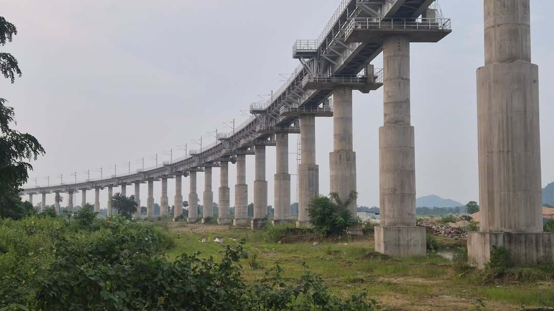 Latest photo of the approximately 1.5-kilometer-long railway viaduct of the Khurda-Balangir railway line constructed at Karanjakata.
#KhurdaBalangirRailway #KaranjakataViaduct
#OdishaRailways #EastCoastRailway
#RailInfrastructure #OdishaDevelopment
#OdishaTour #OdishaTourUpdate