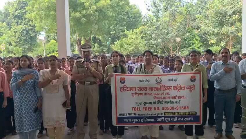 अंतरराष्ट्रीय शांति दिवस पर राजकीय महिला बहुतकनीकी संस्थान, सेक्टर-8 फरीदाबाद में नशा मुक्ति जागरूकता कार्यक्रम आयोजित
फरीदाबाद। अंतरराष्ट्रीय शांति दिवस के अवसर पर हरियाणा राज्य नारकोटिक्स कंट्रोल ब्यूरो द्वारा राजकीय बहुतकनीकी संस्थान, सेक्टर-८, फरीदाबाद में एक दिवसीय नशा मुक्ति जागरूकता कार्यक्रम आयोजित किया गया। कार्यक्रम में विद्यार्थियों एवं संस्थान के कर्मचारियों को नशे के दुष्परिणामों के प्रति जागरूक करते हुए स्वस्थ, सुरक्षित और नशामुक्त समाज के निर्माण का संदेश दिया गया। कार्यक्रम हरियाणा राज्य नारकोटिक्स कंट्रोल ब्यूरो के अतिरिक्त पुलिस महानिदेशक संजय कुमार,आईपीएस के दिशा-निर्देशों तथा उप पुलिस महानिरीक्षक सह संयुक्त पुलिस आयुक्त, फरीदाबाद राजेंद्र कुमार मीणा, IPS के मार्गदर्शन में आयोजित किया गया। मुख्य वक्ता के रूप में ब्यूरो के जागरूकता कार्यक्रम एवं पुनर्वास प्रभारी डॉ. अशोक कुमार वर्मा, पुलिस उपनिरीक्षक ने विद्यार्थियों को संबोधित करते हुए कहा कि शांति केवल युद्ध न होने का नाम नहीं, बल्कि ऐसा समाज बनाने का संकल्प है जहां प्रत्येक व्यक्ति स्वस्थ, सुरक्षित और सम्मानपूर्वक जीवन जी सके। उन्होंने कहा कि नशा व्यक्ति के स्वास्थ्य के साथ-साथ परिवार की खुशहाली, सामाजिक समरसता और राष्ट्र की प्रगति को प्रभावित करता है। इसलिए नशामुक्त समाज का निर्माण ही स्थायी शांति की दिशा में महत्वपूर्ण कदम है। डॉ. वर्मा ने विद्यार्थियों को नशे से दूर रहने तथा अपने परिवार और आसपास के लोगों को भी नशे के विरुद्ध जागरूक करने का आह्वान किया। उन्होंने कहा— “नशा छोड़ो, आगे बढ़ो और शांति, स्वास्थ्य तथा सद्भाव से परिपूर्ण समाज के निर्माण में अपनी भूमिका निभाओ।” इस अवसर पर नशा मुक्ति जागरूकता संबंधी पोस्टर का अनावरण किया गया। डॉ. अशोक कुमार वर्मा ने संस्थान की प्राचार्या मीनू वर्मा को स्मृति-चिह्न भेंट कर सम्मानित किया। उन्होंने कहा कि आज नारी शिक्षा, विज्ञान, प्रशासन, खेल, चिकित्सा और प्रत्येक क्षेत्र में अपनी प्रतिभा का परिचय दे रही है। ऐसे समय में महिलाओं और युवतियों की भूमिका केवल अपने विकास तक सीमित नहीं है, बल्कि वे नशामुक्त समाज के निर्माण की सशक्त प्रहरी भी बन सकती हैं। उन्होंने छात्राओं से आह्वान किया कि वे नशे के विरुद्ध जागरूकता का संदेश अपने घर और समाज तक पहुंचाएं। डॉ. वर्मा ने कहा कि नशे की समस्या केवल किसी एक व्यक्ति की समस्या नहीं है, बल्कि यह परिवार और समाज को प्रभावित करने वाली गंभीर समस्या है। इसलिए इसके विरुद्ध जनभागीदारी अत्यंत आवश्यक है। उन्होंने छात्राओं को नशे से दूर रहने, नशे के अवैध व्यापार की सूचना देने तथा आवश्यकता पड़ने पर नशा ग्रस्त व्यक्ति को उपचार एवं पुनर्वास की दिशा में सहयोग करने के लिए प्रेरित किया। उन्होंने कहा कि नशा छोड़ने के इच्छुक व्यक्ति को तिरस्कार नहीं, बल्कि सहयोग, उपचार और सही मार्गदर्शन की आवश्यकता होती है। परिवार को भी ऐसे व्यक्ति का मनोबल बढ़ाना चाहिए और उसे चिकित्सकीय एवं पुनर्वास सेवाओं से जोड़ना चाहिए। कार्यक्रम के अंत में डॉ. अशोक कुमार वर्मा ने छात्राओं एवं प्रशिक्षिकाओं को नशे से सदैव दूर रहने तथा अपने आसपास के लोगों को भी नशे के विरुद्ध जागरूक करने की शपथ दिलाई। कार्यक्रम के दौरान नशा मुक्ति एवं जनजागरूकता का संदेश देते हुए डॉ. अशोक कुमार वर्मा द्वारा साइकिल जागरूकता यात्रा भी निकाली गई। कार्यक्रम में विद्यार्थियों ने नशे से दूर रहने, दूसरों को नशे से बचाने तथा स्वस्थ एवं शांतिपूर्ण समाज के निर्माण में योगदान देने का संकल्प लिया। डॉ. वर्मा ने बताया कि नशे से संबंधित किसी भी प्रकार की सूचना या सहायता के लिए राष्ट्रीय नारकोटिक्स हेल्पलाइन 1933 तथा हरियाणा नारकोटिक्स हेल्पलाइन 9050891508 पर संपर्क किया जा सकता है। “नशामुक्त हरियाणा—जहाँ दूध-दही का खाना, स्वस्थ समाज और शांतिपूर्ण जीवन हमारा लक्ष्य।” अंत में एक पौधा भी रोपित किया गया।
-----------