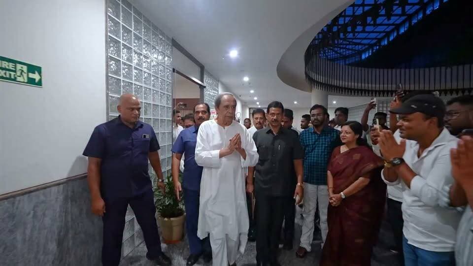 ଶଙ୍ଖଭବନ ଠାରେ, ସଭାପତି ଶ୍ରୀଯୁକ୍ତ ନବୀନ ପଟ୍ଟନାୟକଙ୍କ ଅଧ୍ୟକ୍ଷତାରେ ଅନୁଷ୍ଠିତ ହୋଇଯାଇଛି,ବିଜୁ ଜନତା ଦଳର ବିଧାୟକ ଦଳ ବୈଠକ। ଆଗାମୀ ବିଧାନସଭା ଅଧିବେଶନରେ, ସଂଶୋଧିତ MMDR ଆଇନ, ପାଠ୍ୟ ପୁସ୍ତକ ତ୍ରୁଟି, ଦରବୃଦ୍ଧି ଏବଂ ଚାଷୀଙ୍କ ସମସ୍ୟା ଉପରେ ଫୋକସ କରିବା ପାଇଁ, ଏହି ବୈଠକରେ ଦଳୀୟ ବିଧାୟକମାନଙ୍କୁ ନିର୍ଦ୍ଦେଶ ଦେଇଛନ୍ତି ଶ୍ରୀ ନବୀନ ପଟ୍ଟନାୟକ।
#NaveenPatnaik #BJDForPeople #BJDforOdisha #NaveenPatnaikForOdisha