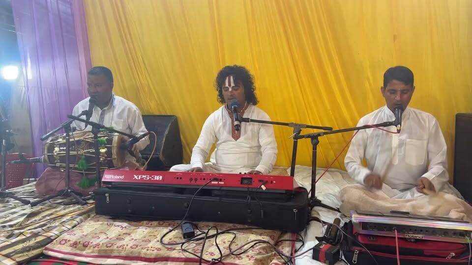 बाल गणपति महोत्सव जोगिंदर नगर की आठवीं सांस्कृतिक संध्या में प्रदेश के सुप्रसिद्ध गायक कलाकार अजित शर्मा एवं संजीव सुकोष सहित संजीव कुमार ने बिखेरा अपनी मधुर आवाज़ का जलवा