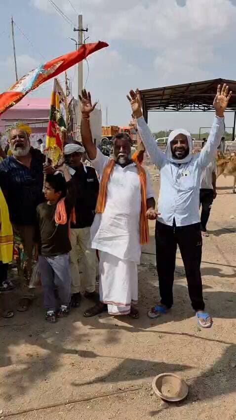 अनिल कल्ला के महापौर बनने की खबर मिलते है रामदेवरा में उनके समर्थक खुसी मनाते हुए...आपको बता दे कोंग्रेस के अनिल कल्ला ने 50 वोट हासिल किए है.
The Bikaner News के पेज को फॉलो जरूर करे