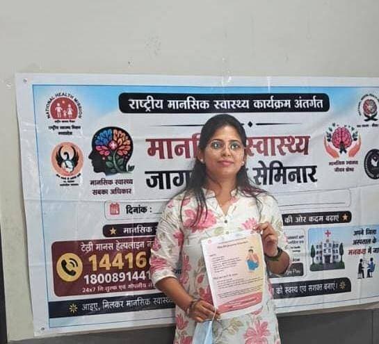 विश्व अल्जाइमर दिवस प्रत्येक वर्ष 21 सितंबर को मनाया जाता है। इस दिवस का मुख्य उद्देश्य अल्जाइमर रोग एवं डिमेंशिया के प्रति आमजन में जागरूकता बढ़ाना तथा रोग के लक्षणों की समय पर पहचान, उपचार एवं देखभाल के संबंध में जानकारी प्रदान करना है।
इसी क्रम में जिला भोज चिकित्सालय, धार के वृद्धजन वार्ड में क्लिनिकल साइकोलॉजिस्ट सुश्री मोनिका भावसार द्वारा जागरूकता कार्यक्रम आयोजित किया गया। उन्होंने अल्जाइमर रोग के प्रमुख लक्षणों के बारे में जानकारी देते हुए बताया कि यह मस्तिष्क से जुड़ी एक गंभीर बीमारी है, जिसमें व्यक्ति की याददाश्त एवं दैनिक कार्यों को करने की क्षमता धीरे-धीरे प्रभावित हो सकती है।
कार्यक्रम में अल्जाइमर एवं डिमेंशिया से जुड़े लक्षणों की समय पर पहचान के महत्व को समझाया गया। साथ ही रोग से प्रभावित व्यक्तियों के उपचार, देखभाल तथा परिवारजनों की भूमिका के संबंध में भी आवश्यक जानकारी दी गई।
विश्व अल्जाइमर दिवस 2026 की थीम “जितनी जल्दी आपको पता चलेगा, उतना ही आप कर पाएंगे” समय पर पहचान और आवश्यक सहयोग के महत्व पर केंद्रित है। कार्यक्रम के माध्यम से लोगों से अपील की गई कि अल्जाइमर रोग से प्रभावित व्यक्तियों के प्रति संवेदनशील एवं सहयोगात्मक व्यवहार अपनाएं तथा लक्षण दिखाई देने पर उचित चिकित्सकीय परामर्श लें।
इस अवसर पर अल्जाइमर रोग के प्रति जागरूकता बढ़ाने और इससे प्रभावित व्यक्तियों एवं उनके परिवारों को आवश्यक सहयोग प्रदान करने का संदेश दिया गया।
Jansampark Madhya Pradesh