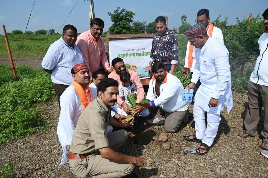 देश के यशस्वी प्रधानमंत्री श्री नरेन्द्र मोदी के जनसेवा एवं राष्ट्रसेवा के सफल 25 वर्ष पूर्ण होने के उपलक्ष्य में 'सेवा संकल्प अभियान-2026' के अंतर्गत संचालित 'सेवा संकल्प यात्रा' (जन जल सेवा संकल्प यात्रा) के दूसरे दिन धार जिले में ऐतिहासिक जन-उत्साह देखने को मिला। यात्रा के दौरान विभिन्न पर्यावरणीय, सामाजिक, सांस्कृतिक एवं राष्ट्रभक्ति से ओतप्रोत कार्यक्रमों का आयोजन किया गया, जिसमें क्षेत्र के जनप्रतिनिधियों, प्रशासनिक अधिकारियों, छात्र-छात्राओं और नागरिकों ने बढ़-चढ़कर भाग लिया।
*पौधरोपण, नशामुक्ति का संकल्प एवं राजगढ़ में आत्मीय स्वागत*
21 सितंबर की प्रातः 9:00 बजे यात्रा का विधिवत शुभारंभ राजगढ़ स्थित मोहनखेड़ा के प्रसिद्ध खेड़ापति हनुमान मंदिर परिसर में पौधरोपण कार्यक्रम के साथ हुआ। इस अवसर पर उपस्थित विशाल जनसमूह को नशामुक्ति का संदेश देते हुए नशामुक्त समाज के निर्माण की शपथ दिलाई गई तथा पर्यावरण संरक्षण हेतु अधिक से अधिक पौधे लगाने का आह्वान किया गया।
मोहनखेड़ा से प्रस्थान कर यात्रा राजगढ़ पहुंची, जहां जनप्रतिनिधियों द्वारा पुष्पमालाएं पहनाकर यात्रा का भव्य स्वागत किया गया। तत्पश्चात यात्रा बस स्टैंड राजगढ़ से गुजरी, जहां नगर पालिका राजगढ़ की ओर से पुष्प-वर्षा कर आत्मीय अभिनंदन किया गया।
*सरदारपुर एवं मांगोद में पुष्पवर्षा से अभिनंदन*
राजगढ़ से आगे बढ़ते हुए कुक्षी नाका, चौपाटी व राजेंद्र द्वार होते हुए यात्रा सरदारपुर पहुंची, जहां स्थानीय जनप्रतिनिधियों एवं नागरिकों ने पुष्पमालाओं से यात्रा की अगवानी की। इसके बाद यात्रा फुलगावड़ी और मांगोद पहुंची। मांगोद में ग्रामीणों एवं जनप्रतिनिधियों ने उत्साहपूर्वक पुष्पवर्षा कर यात्रियों का स्वागत किया। तत्पश्चात यात्रा राजपुरा होते हुए ऐतिहासिक नगरी अमझेरा की ओर बढ़ी।
*विद्यार्थियों द्वारा स्वागत, अमझेरा किले में दुग्धाभिषेक व स्वच्छता अभियान*
यात्रा जब अमझेरा के प्रमुख मार्गों से होते हुए अमर शहीद राजा बख्तावर सिंह के किले की ओर बढ़ी, तब किले में प्रवेश से पूर्व 'एक शाला एक परिसर' एकीकृत शाला शासकीय उच्चतर माध्यमिक विद्यालय, अमझेरा के विद्यार्थियों द्वारा यात्रा पर भव्य पुष्पवर्षा कर उत्साहपूर्ण स्वागत किया गया।
इसके पश्चात यात्रा किले परिसर में पहुंची। यात्रियों एवं जनप्रतिनिधियों ने प्रवेश द्वार पर स्थित अमर शहीद राजा बख्तावर सिंह की प्रतिमा पर माल्यार्पण कर दही एवं दूध से अभिषेक किया। इस दौरान पूरा परिसर "अमर शहीद राजा बख्तावर सिंह अमर रहें", "वन्दे मातरम" और "भारत माता की जय" के गगनभेदी जयकारों से गूंज उठा। इसके उपरांत महल परिसर में 'स्वच्छता ही सेवा' अभियान के तहत विशेष सफाई कार्य किया गया।
*भोजशाला में मां वाग्देवी की पूजा-अर्चना, आरती एवं इतिहास की जानकारी*
अमझेरा से तिरला होते हुए यात्रा प्राचीन संरक्षित इमारत भोजशाला मां वाग्देवी के मंदिर पहुंची। परिसर में आगमन पर यात्रा का स्थानीय नागरिकों, प्रबुद्ध जनों एवं समिति सदस्यों द्वारा भव्य स्वागत किया गया।
भोजशाला में आयोजित पूजा-अर्चना कार्यक्रम में वड़ोदरा (गुजरात) सांसद डॉ. हेमांग जोशी, श्री निलेश भारती, विभिन्न जनप्रतिनिधिगण एवं भोज उत्सव समिति के सदस्यगण विशेष रूप से उपस्थित रहे। सभी ने मिलकर मां वाग्देवी की विधि-विधान से पूजा-अर्चना कर महाआरती उतारी। इस अवसर पर यात्रियों को प्राचीन संरक्षित इमारत भोजशाला के ऐतिहासिक महत्व, स्थापत्य कला एवं इसके गौरवशाली इतिहास के बारे में विस्तार से जानकारी दी गई। इसके बाद यात्रा छत्री, हटवाड़ा, मोहन टॉकीज चौराहा, छोड़ा चौपाटी, टीवीएस एवं त्रिमूर्ति चौराहा से होते हुए संवाद स्थल पहुंची।
*'सेवा नायक सम्मान', समरसता भोजन एवं बेटमा की ओर प्रस्थान*
प्रधानमंत्री श्री नरेन्द्र मोदी के सेवा और समर्पण के 25 वर्ष पूर्ण होने पर 'सेवा संकल्प अभियान' के तहत जे.एम.डी. गार्डन में भव्य कार्यक्रम आयोजित किया गया।
कार्यक्रम के प्रारंभ में श्री निलेश भारती ने स्वागत उद्बोधन देते हुए संपूर्ण कार्यक्रम की रूपरेखा प्रस्तुत की तथा प्रधानमंत्री श्री नरेन्द्र मोदी के सेवा संकल्प अभियान के तहत समाज सेवा में समर्पित 'सेवा नायकों' की महत्त्वपूर्ण भूमिका पर विस्तार से प्रकाश डाला।
तत्पश्चात मुख्य अतिथि वड़ोदरा (गुजरात) सांसद डॉ. हेमांग जोशी ने 'सेवा संकल्प यात्रा' के उद्देश्यों पर विस्तारपूर्वक जानकारी दी। उन्होंने कहा कि यह यात्रा जनसेवा, पर्यावरण व जल संरक्षण तथा राष्ट्रचेतना का संदेश जन-जन तक पहुँचाने का अभियान है।
कार्यक्रम में विधायक श्रीमती नीना वर्मा सहित अन्य वरिष्ठ जनप्रतिनिधिगण एवं प्रशासनिक अधिकारीगण उपस्थित रहे। इस अवसर पर समाज सेवा एवं राष्ट्र निर्माण में उत्कृष्ट योगदान देने वाले 'सेवा नायकों' का सम्मान किया गया।
तत्पश्चात 'समरसता भोजन' का आयोजन हुआ, जिसमें सभी अतिथियों, जनप्रतिनिधियों, अधिकारियों एवं समाज के सभी वर्गों के नागरिकों ने एक साथ बैठकर भोजन ग्रहण किया।
जे.एम.डी. गार्डन में आयोजित कार्यक्रम के पश्चात यात्रा जेतपुरा होते हुए अपने अगले पड़ाव बेटमा की ओर प्रस्थान कर गई।
#SevaSankalpAbhiyan #सेवा_संकल्प_अभियान
Jansampark Madhya Pradesh