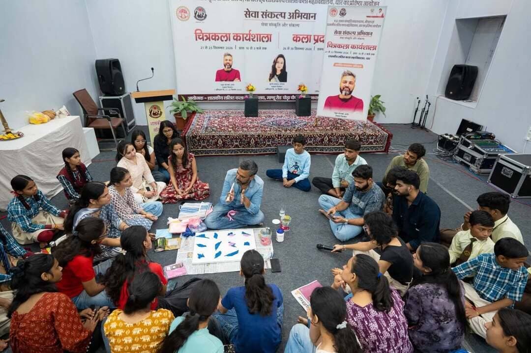 भारत सरकार द्वारा प्रधानमंत्री श्री नरेन्द्र मोदी के सेवा एवं समर्पण के 25 वर्ष पूर्ण होने के उपलक्ष्य में 17 सितम्बर से 17 अक्टूबर 2026 तक सेवा संकल्प अभियान आयोजित किया जा रहा है। अभियान के अंतर्गत मध्यप्रदेश शासन, संस्कृति संचालनालय, भोपाल के निर्देशानुसार शासकीय ललित कला महाविद्यालय, धार में चित्रकला कार्यशाला का शुभारंभ किया गया।
कार्यशाला के शुभारंभ अवसर पर मुख्य अतिथि एवं शासकीय ललित कला महाविद्यालय, धार के जनभागीदारी अध्यक्ष श्री अतुल कालभंवर का महाविद्यालय के प्राचार्य द्वारा शॉल, श्रीफल, डायरी एवं पुष्प भेंट कर स्वागत एवं सम्मान किया गया। कार्यक्रम में इंदौर के प्रख्यात चित्रकार श्री राहुल सोलंकी का भी मुख्य अतिथि एवं महाविद्यालय प्राचार्य द्वारा शॉल, श्रीफल, डायरी, पुष्प एवं वाग्देवी का स्मृति-चिह्न भेंट कर स्वागत एवं सम्मान किया गया।
महाविद्यालय के प्राचार्य का स्वागत एवं सम्मान महाविद्यालय के शिक्षक श्री दुर्गेश बिरथरे एवं ग्रंथपाल श्री भूपेन्द्र सिंह चौहान द्वारा किया गया। कार्यक्रम का संचालन शिक्षक श्री प्रेम सिंह सिकरवार ने किया।
कार्यशाला में प्रख्यात चित्रकार श्री राहुल सोलंकी ने विद्यार्थियों को चित्रकला का डेमोस्ट्रेशन देते हुए कला-संवाद एवं चित्रकला का प्रशिक्षण प्रदान किया। उन्होंने विद्यार्थियों को चित्रकला की बारीकियों से अवगत कराया तथा चित्रण में भारतीय संस्कृति के महत्व के बारे में जानकारी दी।
कार्यशाला में शासकीय ललित कला महाविद्यालय के छात्र-छात्राओं ने सहभागिता की। इसके अलावा शासकीय उत्कृष्ट उच्चतर माध्यमिक विद्यालय धार, शासकीय भोज कन्या उच्चतर माध्यमिक विद्यालय धार, शासकीय सांदीपनि विद्यालय धार एवं देहली वर्ल्ड पब्लिक स्कूल धार के पांच-पांच विद्यार्थियों ने भी सहभागिता की। कार्यशाला में शामिल सभी विद्यार्थियों को कैनवास, रंग एवं अन्य आवश्यक कला सामग्री उपलब्ध कराई गई।
#SevaSankalpAbhiyan #सेवा_संकल्प_अभियान
Jansampark Madhya Pradesh