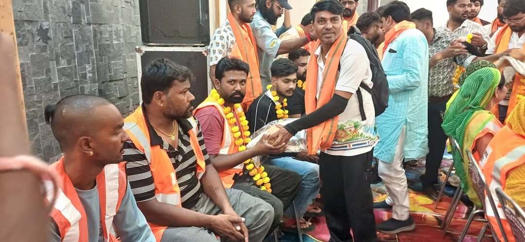 प्रधानमंत्री श्री नरेन्द्र मोदी के जन्मदिवस एवं उनके सार्वजनिक जीवन में सेवा के 25 वर्ष पूर्ण होने के उपलक्ष्य में वडनगर से वाराणसी के लिए निकली ‘सेवा संकल्प यात्रा’ सोमवार को धार जिले के कुक्षी पहुंची। यात्रा के कुक्षी तहसील की सीमा में प्रवेश करने पर रतलाम लोकसभा सांसद श्रीमती अनीता नागर सिंह चौहान सहित जनप्रतिनिधियों एवं नागरिकों ने यात्रा का भव्य स्वागत किया। कुक्षी पहुंचने पर करीब 25 युवा बाइकर्स का ढोल-ताशों के साथ स्वागत किया गया।
यात्रा प्रधानमंत्री श्री नरेन्द्र मोदी की जन्मस्थली वडनगर से उनके संसदीय क्षेत्र वाराणसी तक निकाली जा रही है। यात्रा का उद्देश्य प्रधानमंत्री श्री मोदी के सेवा कार्यों एवं जनकल्याणकारी योजनाओं की जानकारी जन-जन तक पहुंचाना है। यात्रा में शामिल युवा बाइकर्स विभिन्न स्थानों पर ‘सेवा संवाद’ कार्यक्रम के माध्यम से केंद्र सरकार की जनकल्याणकारी योजनाओं से लाभान्वित हितग्राहियों से संवाद कर रहे हैं तथा योजनाओं से मिले लाभ के अनुभव जान रहे हैं।
*श्री महिमाराम पाटीदार ने साझा की अपनी कहानी*
कुक्षी नगर में आयोजित सेवा संवाद कार्यक्रम के दौरान श्री महिमाराम पाटीदार ने आयुष्मान भारत योजना से मिले लाभ का अनुभव साझा किया। उन्होंने बताया कि वे कुक्षी में घड़ी की दुकान संचालित करते हैं। हृदय संबंधी बीमारी के कारण उन्हें बायपास सर्जरी की आवश्यकता थी, लेकिन आर्थिक स्थिति कमजोर होने के कारण वे उपचार का खर्च वहन करने में सक्षम नहीं थे।
उन्होंने बताया कि आयुष्मान भारत योजना उनके लिए जीवनदायिनी साबित हुई। योजना के अंतर्गत बड़ौदा के रिदम हॉस्पिटल में उनकी बायपास सर्जरी निःशुल्क हुई। वर्तमान में वे पूर्णतः स्वस्थ हैं और अपनी घड़ी की दुकान संचालित कर रहे हैं। श्री पाटीदार ने आयुष्मान भारत योजना को जरूरतमंद परिवारों के लिए उपयोगी बताते हुए प्रधानमंत्री श्री नरेन्द्र मोदी के प्रति आभार व्यक्त किया।
*सफाई कर्मियों का किया सम्मान*
कुक्षी के हीरा पैलेस में आयोजित सेवा संवाद कार्यक्रम के दौरान यात्रा में शामिल युवाओं ने सफाई कर्मियों को शॉल एवं श्रीफल भेंट कर सम्मानित किया। युवाओं ने सफाई कर्मियों की सेवाओं की सराहना करते हुए कहा कि सार्वजनिक स्थानों पर स्वच्छता बनाए रखने में उनका महत्वपूर्ण योगदान है। उनके प्रयास स्वच्छ भारत के निर्माण में महत्वपूर्ण भूमिका निभाते हैं।
*ढोलिया से जिले में हुआ यात्रा का प्रवेश*
‘सेवा संकल्प यात्रा’ का धार जिले में कुक्षी तहसील के ग्राम ढोलिया से प्रवेश हुआ। यात्रा के मार्ग में विभिन्न स्थानों पर स्थानीय जनप्रतिनिधियों एवं नागरिकों द्वारा उत्साहपूर्वक स्वागत किया गया। यात्रा में शामिल युवाओं ने लोगों से संवाद करते हुए केंद्र सरकार की विभिन्न जनकल्याणकारी योजनाओं की जानकारी साझा की।
#SevaSankalpAbhiyan
#सेवा_संकल्प_अभियान
Jansampark Madhya Pradesh