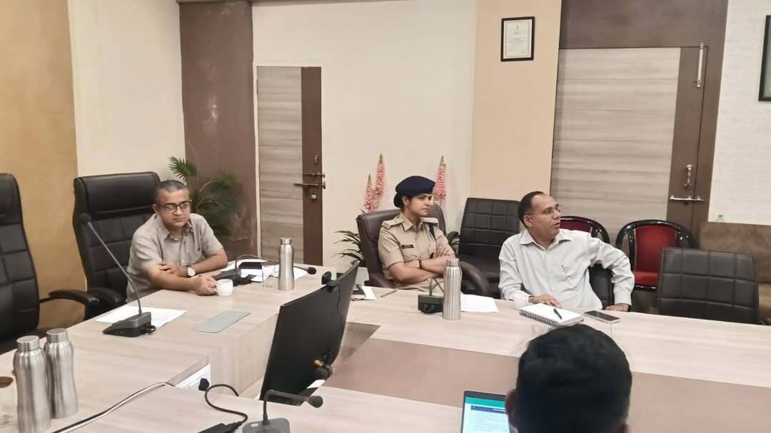 अपर कलेक्टर श्री संजीव केशव पाण्डेय की अध्यक्षता में सोमवार को कलेक्टर सभागृह, धार में MPIDC एवं महाप्रबंधक, जिला व्यापार एवं उद्योग केन्द्र, धार-पीथमपुर के संयुक्त तत्वावधान में धार जिले के लिए DBRAP विषय पर एक दिवसीय कार्यशाला आयोजित की गई।
कार्यशाला में MPIDC के श्री पुनीत ने DBRAP के विभिन्न प्रावधानों एवं उद्देश्यों पर विस्तृत प्रस्तुतीकरण दिया। उन्होंने बताया कि DBRAP का गठन भारत सरकार के वाणिज्य एवं उद्योग मंत्रालय के उद्योग संवर्धन और आंतरिक व्यापार विभाग (DPIIT) द्वारा किया गया है। इसका प्रमुख उद्देश्य जिला स्तर पर व्यवसाय करने की प्रक्रिया को सरल, सुगम एवं अधिक पारदर्शी बनाते हुए ईज ऑफ डूइंग बिजनेस को बढ़ावा देना है।
कार्यशाला में सिंगल विंडो प्रणाली के आगामी दिनों में संचालन एवं कार्यप्रणाली के संबंध में विस्तार से जानकारी दी गई। साथ ही विभिन्न विभागों से संबंधित प्रक्रियाओं को सरल बनाने, अनावश्यक प्रक्रियाओं को कम करने तथा व्यवसायियों एवं उद्योगों को समयबद्ध एवं सुगम सेवाएं उपलब्ध कराने के संबंध में विस्तृत चर्चा की गई।
कार्यशाला में संबंधित विभागों के अधिकारियों एवं कर्मचारियों ने सहभागिता की तथा जिला स्तर पर व्यवसाय एवं उद्योगों से जुड़ी प्रक्रियाओं को अधिक प्रभावी एवं सुगम बनाने के संबंध में अपने सुझाव साझा किए।
Jansampark Madhya Pradesh