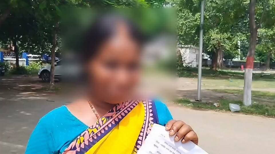 कोडरमा थाना क्षेत्र के कोलगरमा में महिला से छेड़छाड़ व मारपीट का आरोप, जेठ के बेटे पर मामला दर्ज करने की मांग, पीड़िता ने थाने में दी लिखित शिकायत।