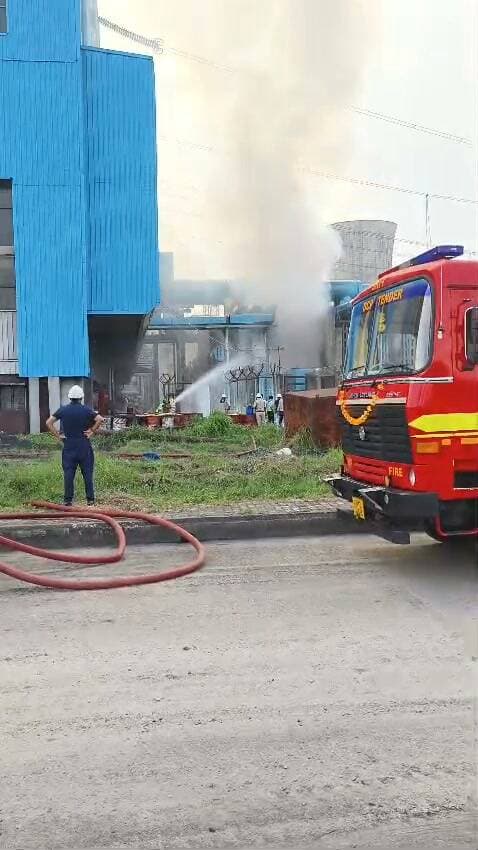 केटीपीएस में ट्रांसफार्मर में लगी आग, प्लांट प्रशासन की तत्परता से टला बड़ा हादसा
कोडरमा थर्मल पावर स्टेशन (केटीपीएस) में सोमवार शाम अचानक ट्रांसफार्मर में आग लगने से अफरा-तफरी मच गई। जानकारी के अनुसार, 5-5 सौ मेगावाट क्षमता वाले नए यूनिट के निर्माणाधीन टरबाइन नंबर दो के पास स्थित एक ट्रांसफार्मर में अचानक आग लग गई। आग की लपटें उठती देख प्लांट में मौजूद कर्मियों के बीच कुछ देर के लिए हड़कंप मच गया। घटना की सूचना मिलते ही प्लांट प्रशासन ने तत्परता दिखाते हुए आग पर काबू पाने की कार्रवाई शुरू की। समय रहते आग को नियंत्रित कर लिया गया, जिससे बड़ा हादसा टल गया। घटना में ट्रांसफार्मर के जलने की बात सामने आई है। हालांकि, राहत की बात यह रही कि हादसे में किसी भी व्यक्ति के घायल होने या जानमाल के नुकसान की सूचना नहीं है। आग लगने के कारणों की जांच की जा रही है।