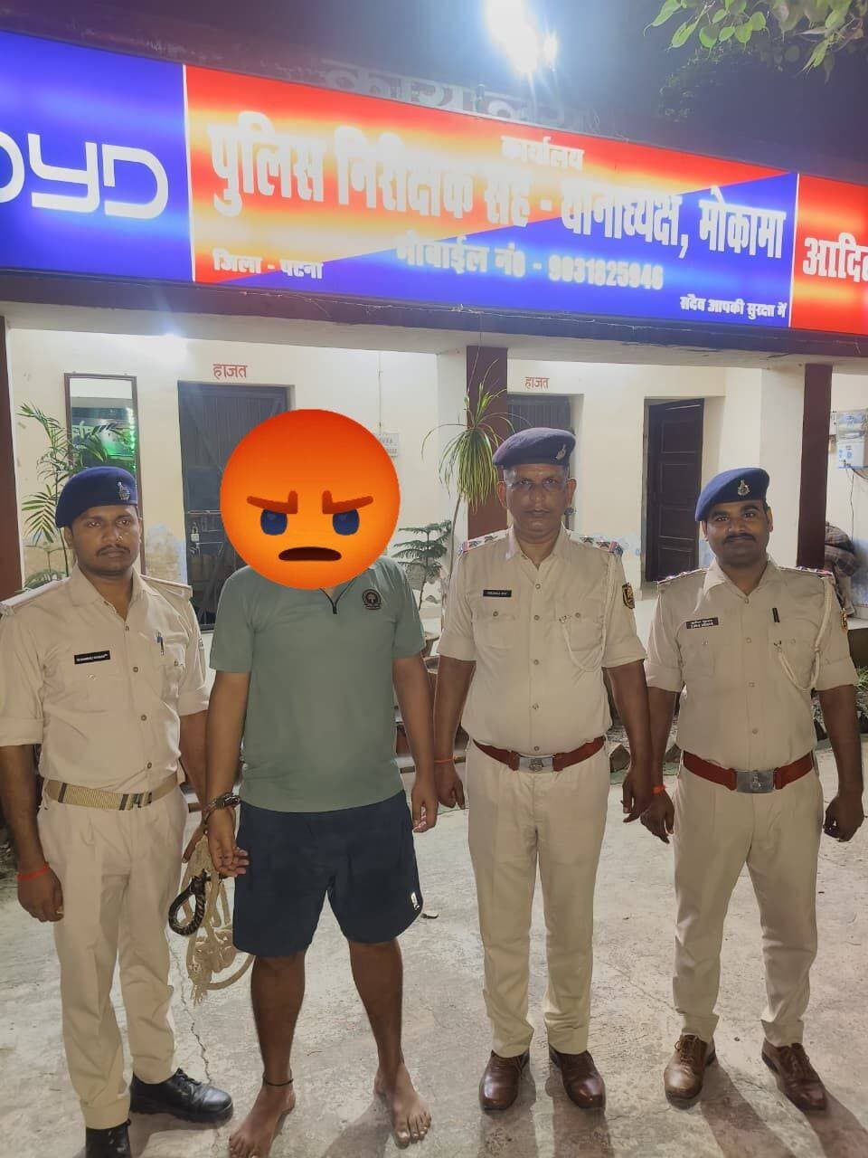 मोकामा पुलिस की बड़ी कार्रवाई: 14 गंभीर मामलों में वांछित टॉप-10 अपराधी रोहित गिरफ्तार
मोकामा:
मोकामा थाना पुलिस ने क्षेत्र में अपराध नियंत्रण और कानून व्यवस्था को सुदृढ़ करने की दिशा में एक बड़ी सफलता हासिल की है। पुलिस ने कार्रवाई करते हुए मोकामा थाना क्षेत्र के टॉप-10 अपराधियों की सूची में शामिल कुख्यात अपराधी रोहित को आज शाम गिरफ्तार कर लिया। इस गिरफ्तारी से स्थानीय पुलिस प्रशासन ने राहत की सांस ली है और क्षेत्र में अपराधियों के खिलाफ सख्त संदेश दिया है।
मामले की जानकारी देते हुए मोकामा थानाध्यक्ष कुनाल कुमार ने बताया कि गुप्त सूचना और पुलिस की त्वरित कार्रवाई के आधार पर यह सफलता मिली है। गिरफ्तार अपराधी रोहित शकरवार टोला का रहने वाला है। वह लंबे समय से पुलिस की नजरों से बचकर आपराधिक गतिविधियों को अंजाम दे रहा था।
थानाध्यक्ष कुनाल कुमार के अनुसार, पकड़ा गया अपराधी रोहित आपराधिक प्रवृत्ति का रहा है और उसके विरुद्ध मोकामा थाना में विभिन्न धाराओं के तहत कुल 14 गंभीर आपराधिक मामले दर्ज हैं। इन मामलों में रंगदारी, मारपीट, और अवैध हथियार रखने जैसी कई संगीन वारदातें शामिल हैं। क्षेत्र में उसकी आपराधिक गतिविधियों के कारण स्थानीय लोगों के बीच भय का माहौल बना रहता था।
पुलिस की यह कार्रवाई क्षेत्र में शांति व्यवस्था बनाए रखने और फरार चल रहे कुख्यात अपराधियों पर नकेल कसने के अभियान का हिस्सा है। थानाध्यक्ष ने स्पष्ट किया कि मोकामा में अपराध और अपराधियों के खिलाफ पुलिस का यह जीरो टॉलरेंस अभियान आगे भी जारी रहेगा।
गिरफ्तारी के बाद पुलिस रोहित से आगे की पूछताछ कर रही है ताकि अन्य संबंधित मामलों और उसके साथियों के बारे में सुराग हासिल किए जा सकें। कानूनी प्रक्रियाओं को पूरा करने के बाद उसे न्यायिक हिरासत में भेजने की तैयारी की जा रही है। पुलिस की इस सफल कार्रवाई से आम जनता के बीच सुरक्षा की भावना मजबूत हुई है।
<nis:link nis:type=tag nis:id=mokama nis:value=Mokama nis:enabled=true nis:link/>