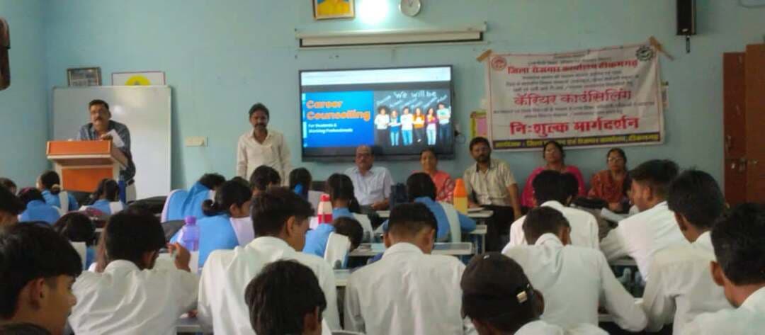 सेवा संकल्प अभियान के तहत 60 छात्र-छात्राओं को दिया कॅरियर मार्गदर्शन
--
सेवा संकल्प अभियान के अंतर्गत कलेक्टर श्री विवेक श्रोत्रिय के मार्गदर्शन में जिला रोजगार कार्यालय टीकमगढ़ द्वारा पीएम श्री हायर सेकेंडरी स्कूल अनंतपुरा में कॅरियर काउंसलिंग एवं मार्गदर्शन शिविर का आयोजन किया गया।
जिला रोजगार अधिकारी श्री विजय प्रताप सिंह के निर्देशन में आयोजित शिविर में विषय विशेषज्ञ काउंसलर श्री भरतजी त्रिपाठी एवं श्री इरफान अहमद द्वारा संस्था के 60 छात्र-छात्राओं को कॅरियर संबंधी मार्गदर्शन प्रदान किया गया। विशेषज्ञों ने विद्यार्थियों को उनकी रुचि, योग्यता एवं भविष्य की संभावनाओं के अनुरूप कॅरियर विकल्पों के संबंध में जानकारी दी तथा विभिन्न क्षेत्रों में उपलब्ध शिक्षा एवं रोजगार के अवसरों से अवगत कराया।
शिविर में पीएम श्री हायर सेकेंडरी स्कूल अनंतपुरा के प्राचार्य श्री संजय पाठक, कॅरियर काउंसलिंग प्रभारी श्रीमती प्रीतिलता गुप्ता एवं श्रीमती रूपाली रावत सहित शिक्षकगण श्री सोमेश पटैरिया, श्री प्रदीप सैनी एवं अन्य शिक्षक उपस्थित रहे।
इस अवसर पर विद्यार्थियों ने कॅरियर एवं रोजगार से संबंधित विभिन्न विषयों पर विशेषज्ञों से जानकारी प्राप्त की तथा अपनी जिज्ञासाओं का समाधान किया।
#SevaSankalpAbhiyan
#सेवा_संकल्प_अभियान
#JansamparkMP
#tikamgarh