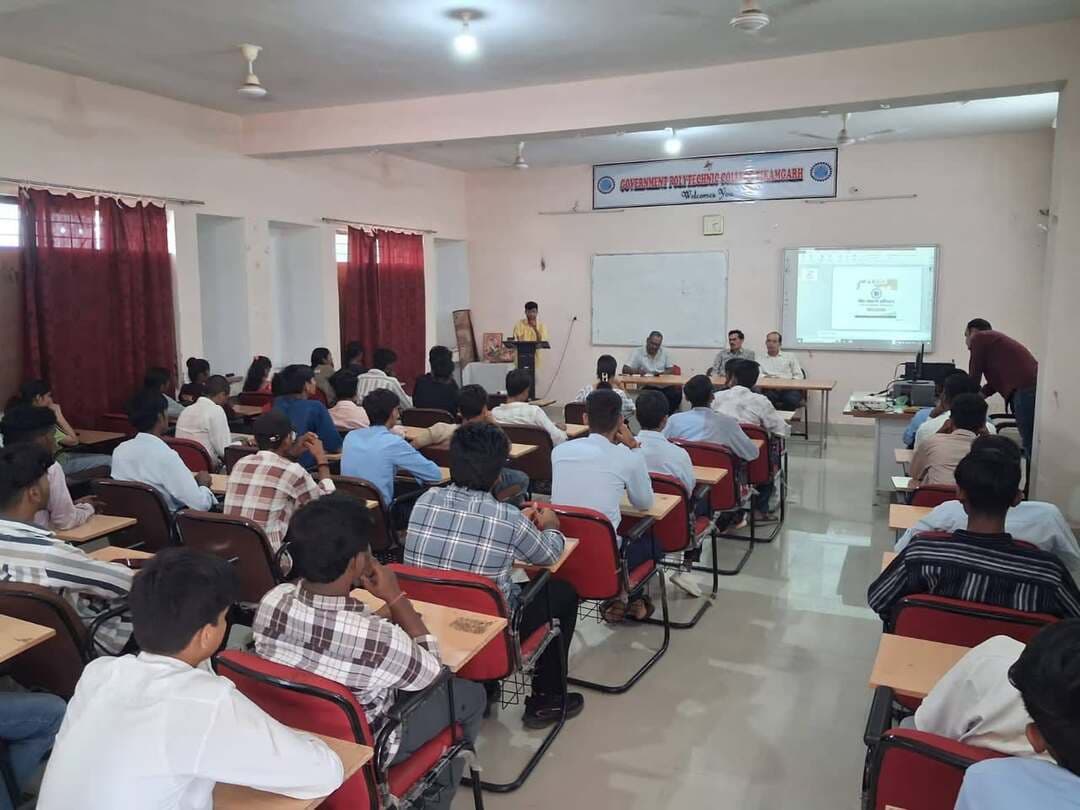 मेरे सपनों का भारत चित्रकला प्रतियोगिता में विद्यार्थियों ने दिखाई रचनात्मक प्रतिभा
-
सेवा संकल्प अभियान के अंतर्गत शासकीय पॉलीटेक्निक महाविद्यालय में आयोजित हुई प्रतियोगिता
-
सेवा संकल्प अभियान के अंतर्गत शासकीय पॉलीटेक्निक महाविद्यालय टीकमगढ़ में आज मेरे सपनों का भारत विषय पर चित्रकला प्रतियोगिता का आयोजन किया गया। प्रतियोगिता में मैकेनिकल इंजीनियरिंग, इलेक्ट्रिकल इंजीनियरिंग एवं कंप्यूटर साइंस एंड इंजीनियरिंग संकाय के विद्यार्थियों ने उत्साहपूर्वक सहभागिता की।
प्रतियोगिता में विद्यार्थियों ने अपने चित्रों के माध्यम से भारत के विकास, गुणवत्तापूर्ण शिक्षा, तकनीकी प्रगति, युवाओं की भूमिका, आत्मनिर्भरता तथा राष्ट्र निर्माण से जुड़े अपने विचारों को रचनात्मक एवं प्रभावशाली ढंग से प्रस्तुत किया। विद्यार्थियों की कल्पनाशीलता और सृजनात्मक सोच ने प्रतियोगिता को आकर्षक एवं प्रेरणादायी बनाया।
प्रतियोगिता के दौरान विद्यार्थियों द्वारा तैयार किए गए चित्रों का मूल्यांकन विषय-वस्तु की प्रासंगिकता, कल्पनाशीलता, रचनात्मकता, चित्रांकन, रंग संयोजन एवं प्रस्तुतीकरण सहित विभिन्न निर्धारित मापदंडों के आधार पर किया गया। प्रतियोगिता के परिणाम में स्नेहा लोहिया, प्रथम वर्ष, कंप्यूटर साइंस एंड इंजीनियरिंग ने प्रथम स्थान प्राप्त किया। दिव्या श्रीवास्तव, प्रथम वर्ष, कंप्यूटर साइंस एंड इंजीनियरिंग ने द्वितीय तथा पलक विश्वकर्मा, प्रथम वर्ष, मैकेनिकल इंजीनियरिंग ने तृतीय स्थान प्राप्त किया।
महाविद्यालय के प्राचार्य डॉ. आर. पी. शांडिल्य ने प्रतियोगिता में विजेता विद्यार्थियों सहित सभी प्रतिभागियों को शुभकामनाएं दीं। उन्होंने विद्यार्थियों को अपनी रचनात्मक प्रतिभा, कल्पनाशीलता एवं विचारों को अभिव्यक्त करने के लिए ऐसी गतिविधियों में निरंतर सहभागिता करने के लिए प्रेरित किया। कार्यक्रम के सफल आयोजन में महाविद्यालय के शिक्षकों एवं विद्यार्थियों का महत्वपूर्ण योगदान रहा।
#JansamparkMP
#Jansamparktikamgarh
#tikamgarh
