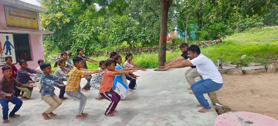 सेवा संकल्प अभियान के तहत पोषण जागरूकता एवं स्वास्थ्य परीक्षण शिविर आयोजित
--
आयुष विभाग के शिविरों में लगभग 250 माताओं एवं बच्चों का स्वास्थ्य परीक्षण, 300 बच्चों ने किया योगाभ्यास
--
मध्यप्रदेश शासन भोपाल के निर्देशानुसार एवं कलेक्टर श्री विवेक श्रोत्रिय के निर्देशन तथा जिला आयुष अधिकारी डॉ. विनोद कुमार के मार्गदर्शन में सेवा संकल्प अभियान के अंतर्गत 11वें राष्ट्रीय आयुर्वेद दिवस के पूर्व पोषण जागरूकता एवं स्वास्थ्य परीक्षण शिविरों का आयोजन किया गया। आयुष विभाग टीकमगढ़ के अंतर्गत संचालित विभिन्न आयुष संस्थाओं द्वारा अपने-अपने निकटतम आंगनवाड़ी केंद्रों पर शिविर आयोजित कर आमजन को स्वास्थ्य एवं पोषण के प्रति जागरूक किया गया।
आयोजित शिविरों में विषय विशेषज्ञ चिकित्सकों द्वारा गर्भवती माताओं एवं बच्चों का स्वास्थ्य परीक्षण किया गया। चिकित्सकों एवं आयुष विभाग के कर्मचारियों द्वारा गर्भवती माताओं, बच्चों तथा उनके पालकों को संतुलित एवं पौष्टिक आहार, दैनिक दिनचर्या तथा स्वस्थ जीवनशैली के संबंध में महत्वपूर्ण जानकारी दी गई। इस दौरान आवश्यकता अनुसार आयुर्वेदिक औषधियों का वितरण भी किया गया। जिले में आयोजित विभिन्न शिविरों से लगभग 250 माताएं एवं बच्चे लाभान्वित हुए।
इसी क्रम में जिले के विभिन्न स्कूलों एवं आयुष संस्थाओं में योग प्रशिक्षकों एवं सहायकों द्वारा लगभग 300 बच्चों को योगाभ्यास कराया गया। बच्चों को नियमित योग करने के लाभों की जानकारी देते हुए योग को दैनिक जीवन का हिस्सा बनाने के लिए प्रेरित किया गया। योग प्रशिक्षकों ने बच्चों को विभिन्न योगासन एवं प्राणायाम का अभ्यास कराया तथा शारीरिक एवं मानसिक स्वास्थ्य पर इनके सकारात्मक प्रभावों के बारे में बताया।
कार्यक्रम के नोडल अधिकारी डॉ. रोमेश शर्मा के मार्गदर्शन में जिलेभर में आमजन को स्वस्थ जीवनशैली, आयुर्वेद एवं योग के प्रति जागरूक करने के लिए विभिन्न गतिविधियों का निरंतर आयोजन किया जा रहा है। गतिविधियों के माध्यम से लोगों को दैनिक दिनचर्या में संतुलित एवं पौष्टिक आहार अपनाने, नियमित योग एवं ध्यान करने तथा प्राकृतिक जीवनशैली को अपनाने के लिए प्रेरित किया जा रहा है।
शिविर में बताया गया कि स्वस्थ जीवनशैली, संतुलित आहार और नियमित योगाभ्यास को दिनचर्या में शामिल करने से शरीर को स्वस्थ एवं ऊर्जावान बनाए रखने में सहायता मिलती है। साथ ही आयुर्वेद में वर्णित आहार-विहार एवं दिनचर्या के सिद्धांतों को अपनाकर स्वास्थ्य के प्रति जागरूकता बढ़ाई जा सकती है। आमजन को रोग प्रतिरोधक क्षमता, योग, ध्यान तथा आहार-विहार में संतुलन के महत्व की जानकारी भी दी गई।
#SevaSankalpAbhiyan
#सेवा_संकल्प_अभियान
#JansamparkMP
#Jansamparktikamgarh
#tikamgarh