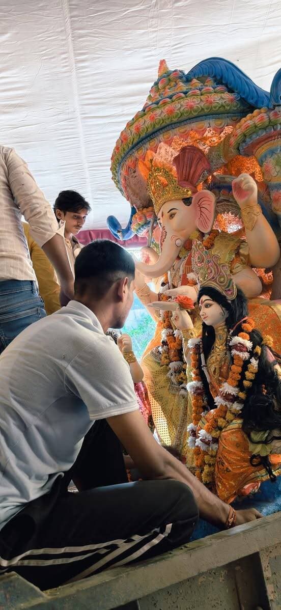 🙏🚩 गणपति बप्पा मोरया, अगले बरस तू जल्दी आ... 🚩🙏
आज दिबियापुर में भक्तों ने पूरे उत्साह, श्रद्धा और जयकारों के साथ भगवान श्री गणेश जी की प्रतिमाओं का विसर्जन किया। ढोल-नगाड़ों, भजन-कीर्तन और गणपति बप्पा के जयघोष से पूरा नगर भक्तिमय माहौल में सराबोर रहा।
✨ "गणपति बप्पा मोरया" के जयकारों के बीच श्रद्धालुओं ने विघ्नहर्ता से सुख, समृद्धि और खुशहाली की कामना करते हुए भावभीनी विदाई दी।
दिबियापुर की सड़कों पर निकली विसर्जन यात्रा में श्रद्धालुओं का उत्साह देखते ही बन रहा था। बच्चों, युवाओं और महिलाओं ने भी बढ़-चढ़कर भाग लिया।
🌺 गणेश जी महाराज सभी भक्तों के जीवन में सुख, शांति और सफलता का आशीर्वाद बनाए रखें।
📍 दिबियापुर, औरैया
#GanpatiBappaMorya #GaneshVisarjan #Dibiyapur #Auraiya #GaneshUtsav2026